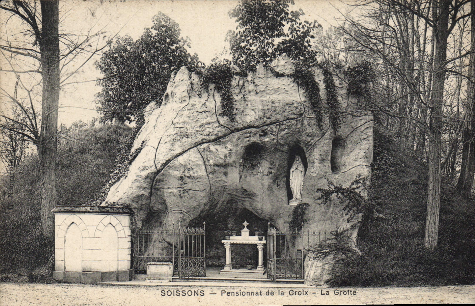 CPA Soissons Pensionnat de la Croix la Grotte