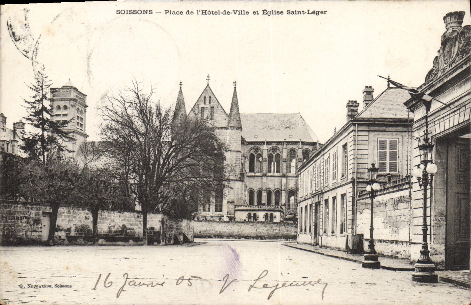CPA Soissons Place de l'hotel de Ville et Eglise Saint Leger