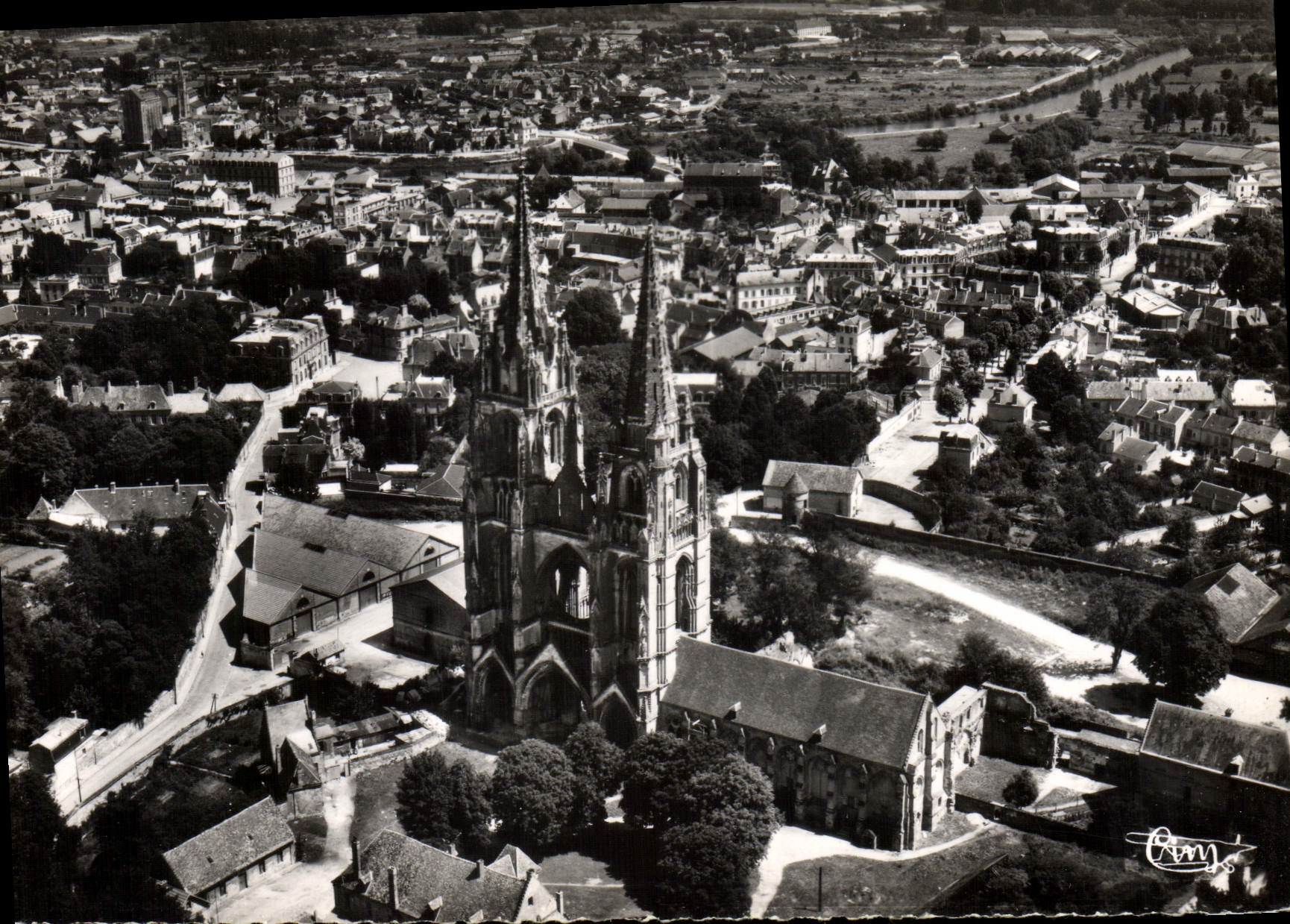 CPA Soissons Aisne vue aerienne l'Ancienne Abbaye de St jean des Vignes