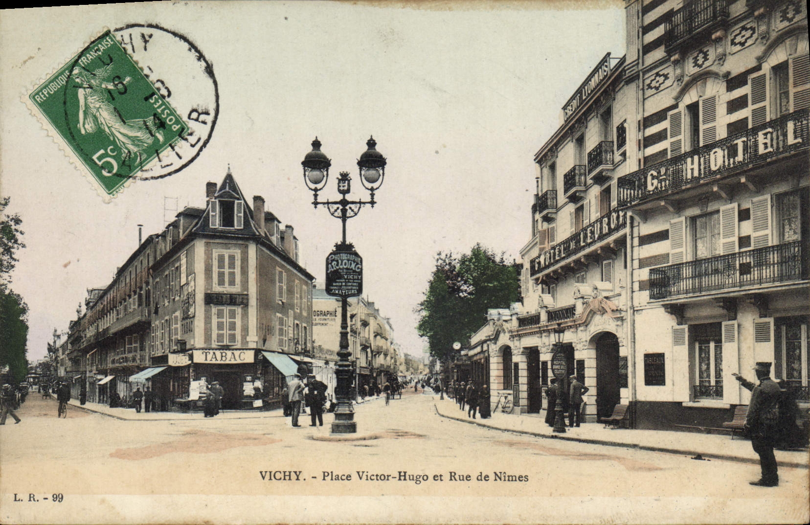 CPA Vichy Place Victor Hugo et Rue de Nimes 