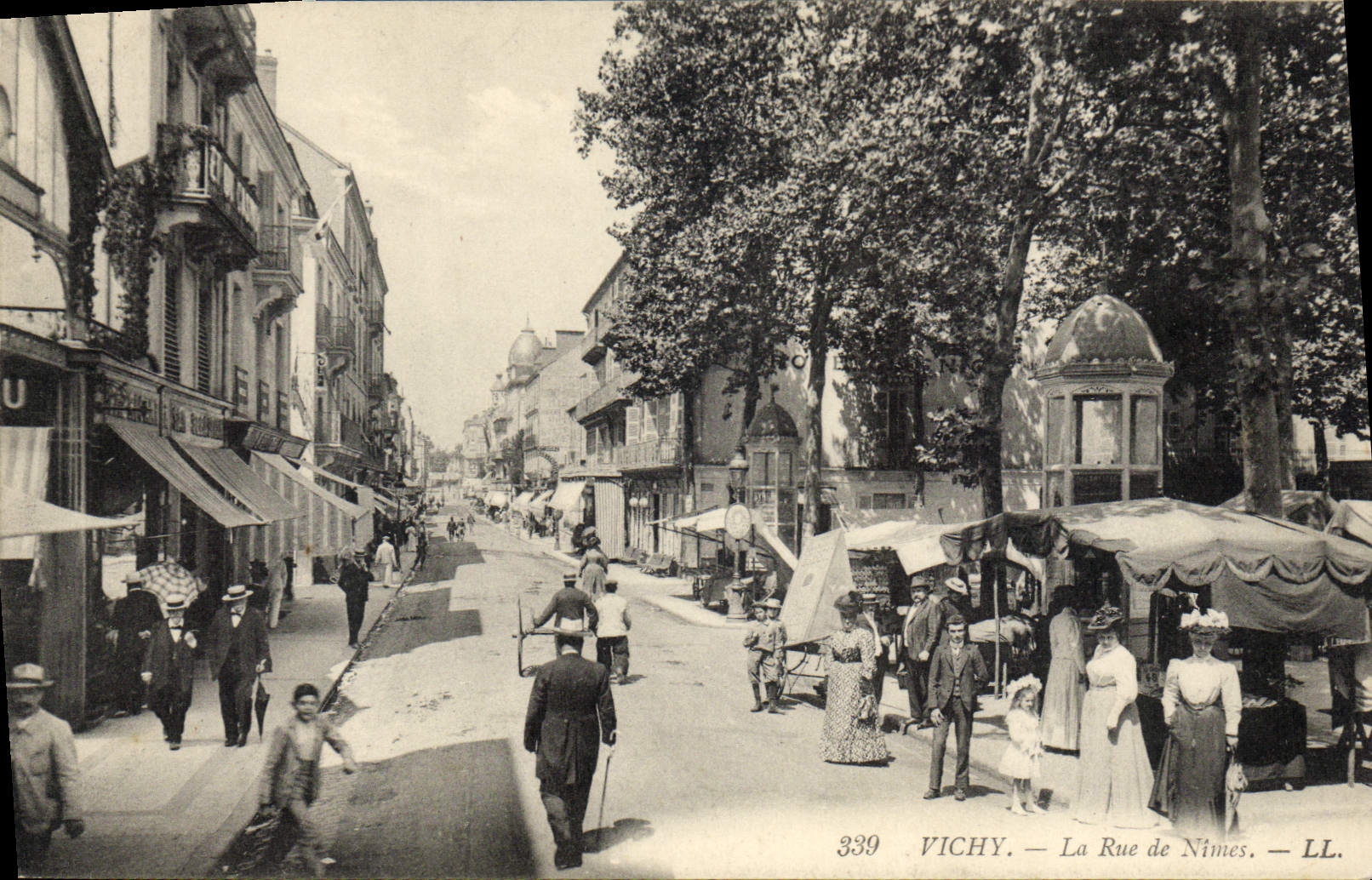CPA Vichy la Rue de Nimes 