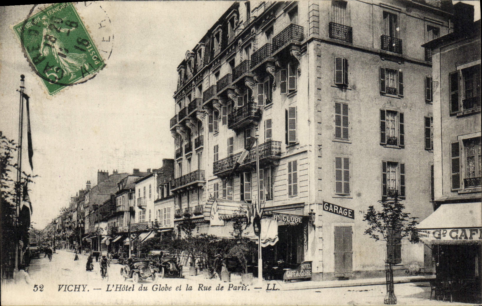 CPA Vichy l'Hotel du Globe et la rue de Paris 