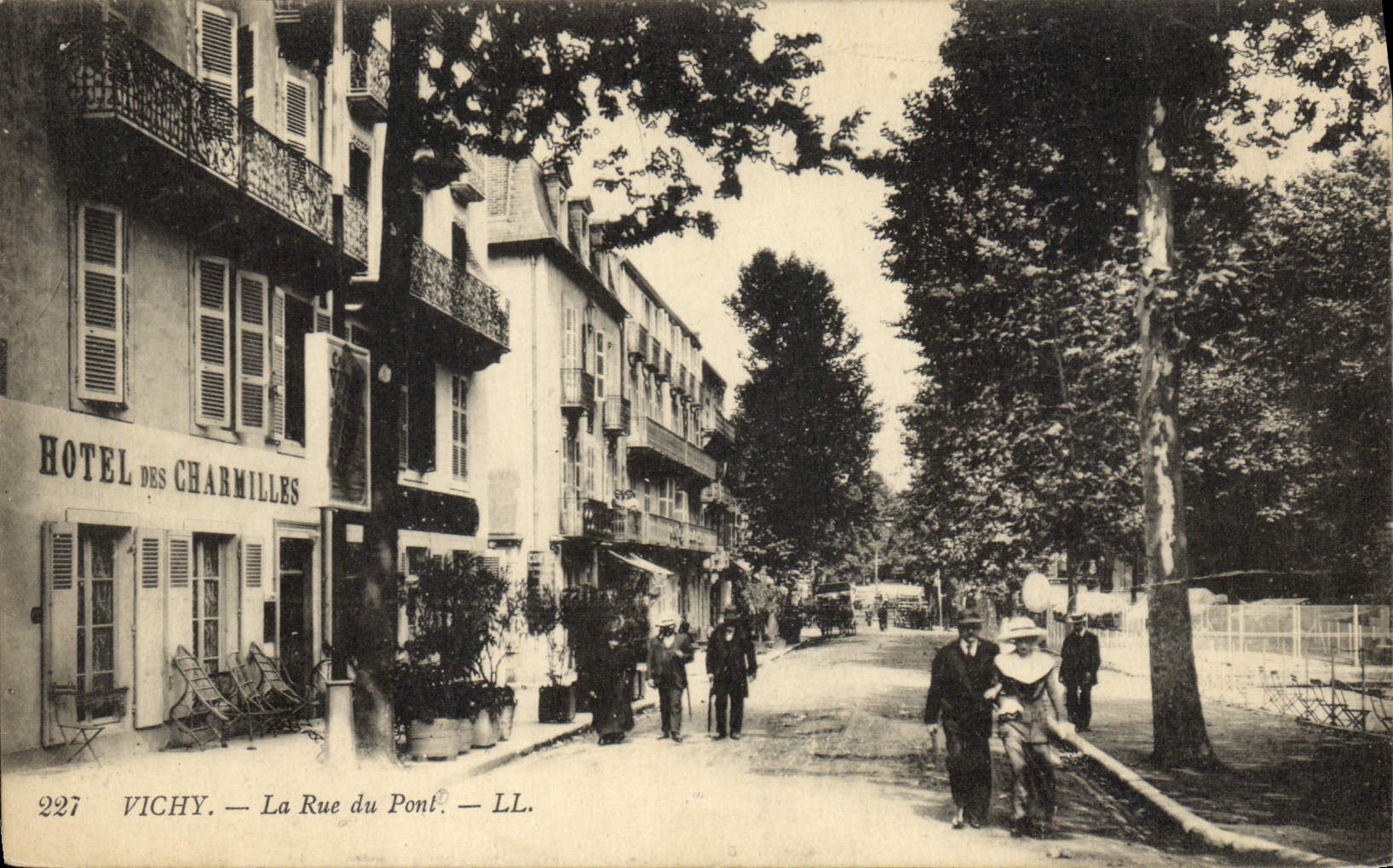 CPA Vichy la rue du Pont 