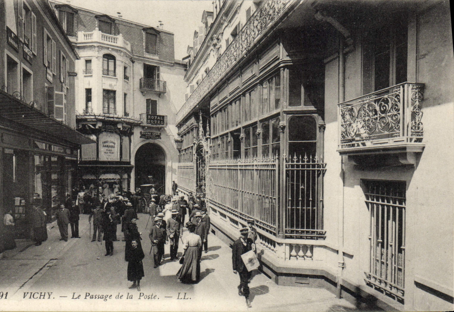 CPA Vichy le Passage de la Poste 