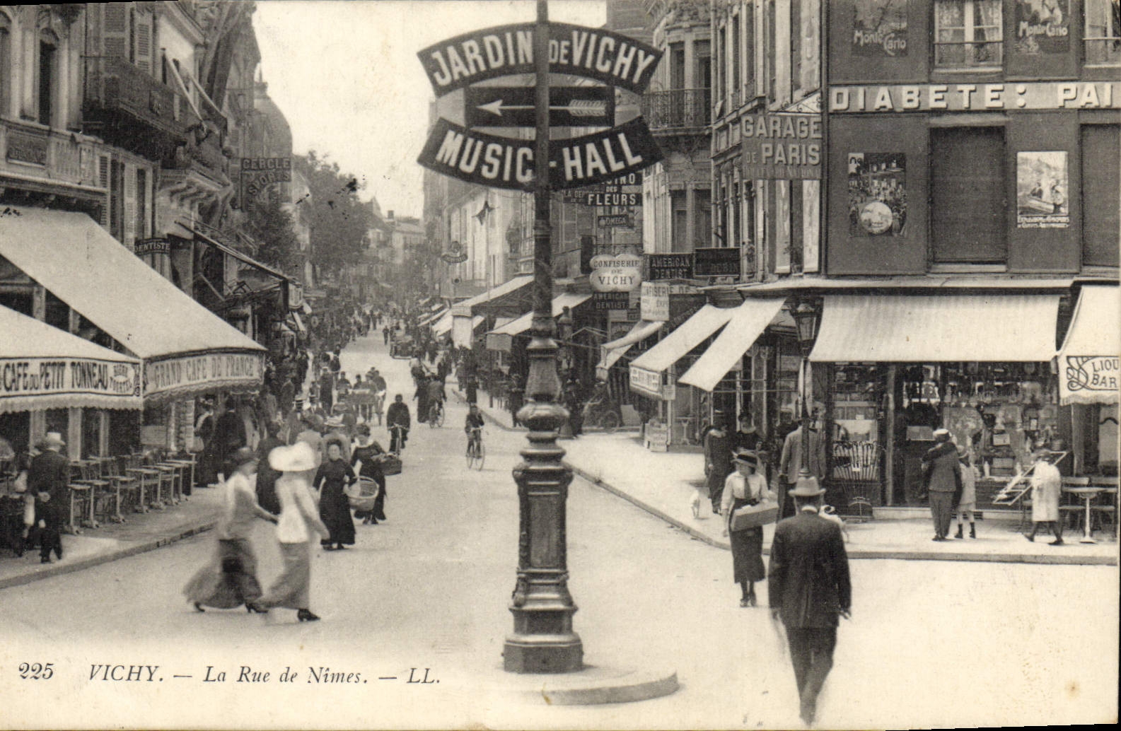 CPA Vichy la Rue de Nimes 