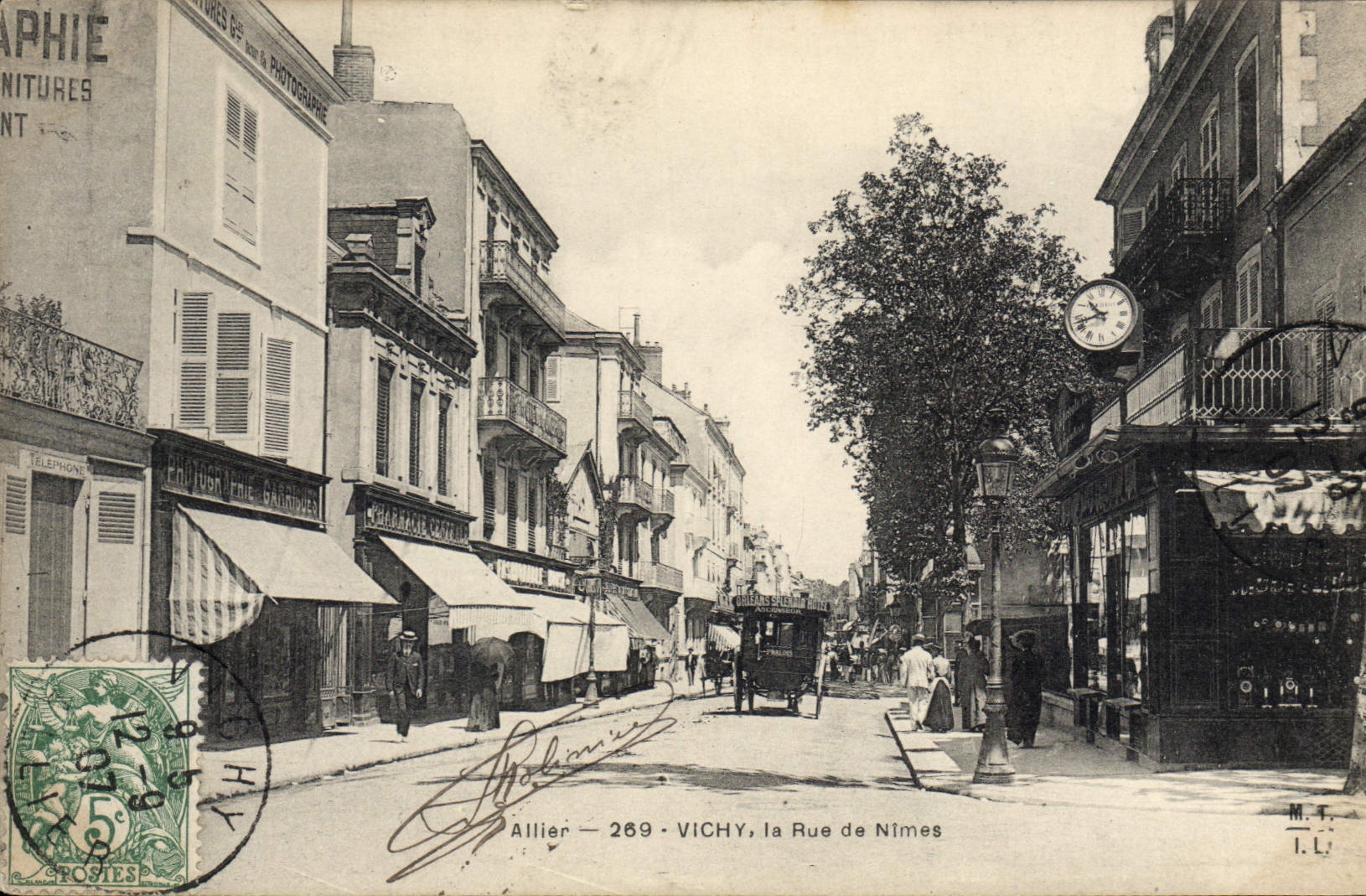 CPA Allier Vichy la rue de Nimes 