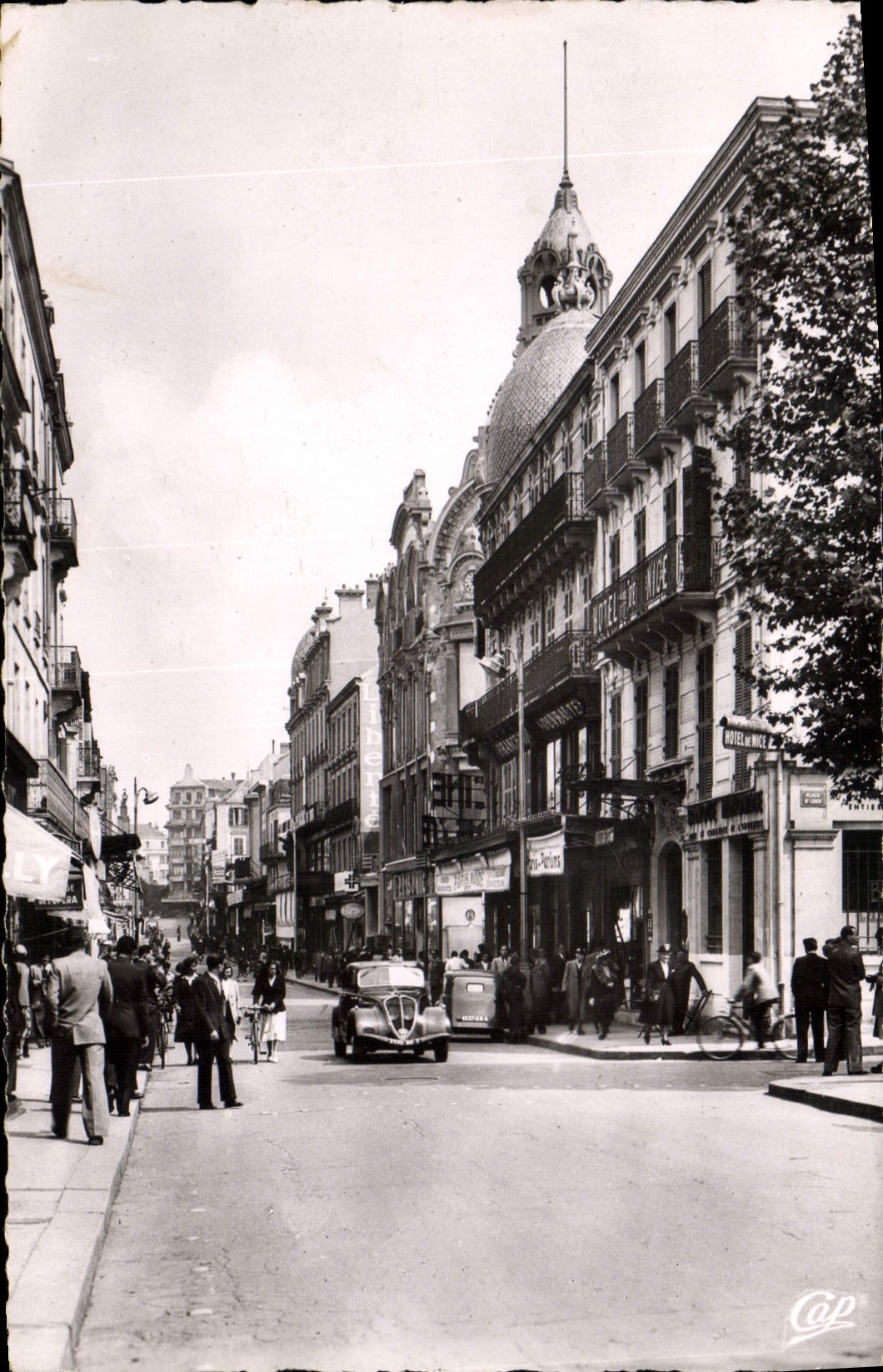 CPA Vichy Rue Georges Clemenceau 