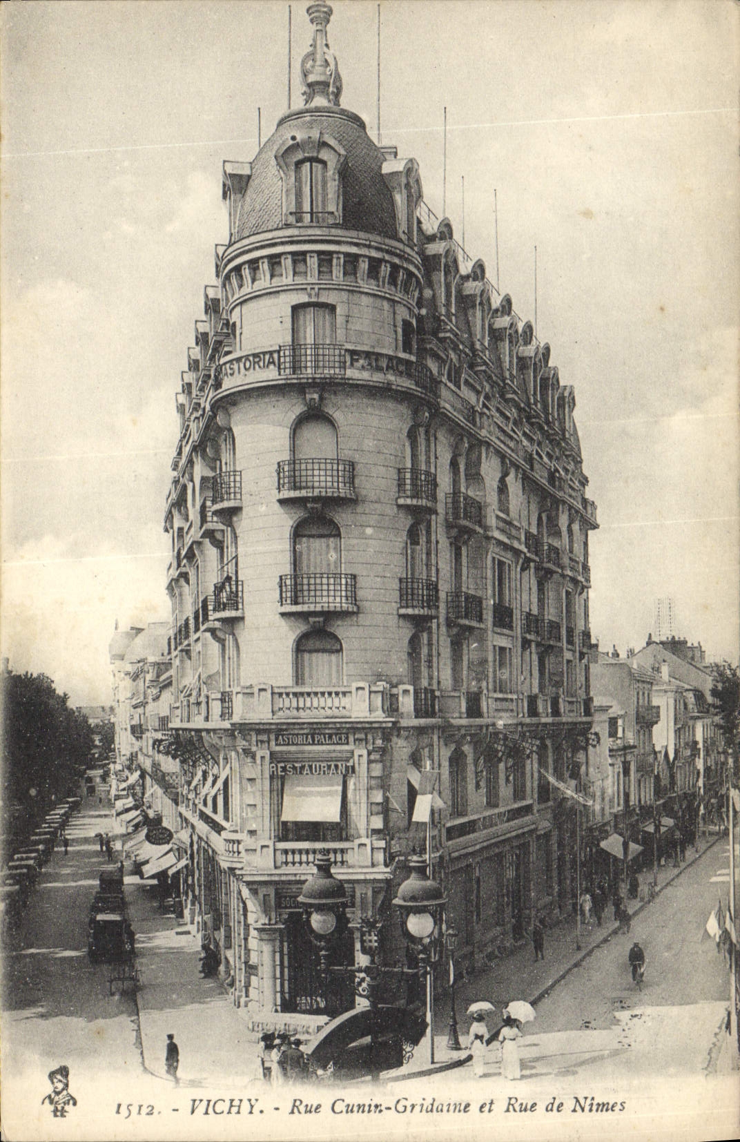 CPA Vichy Rue Cunin Gridame et Rue de Nimes 