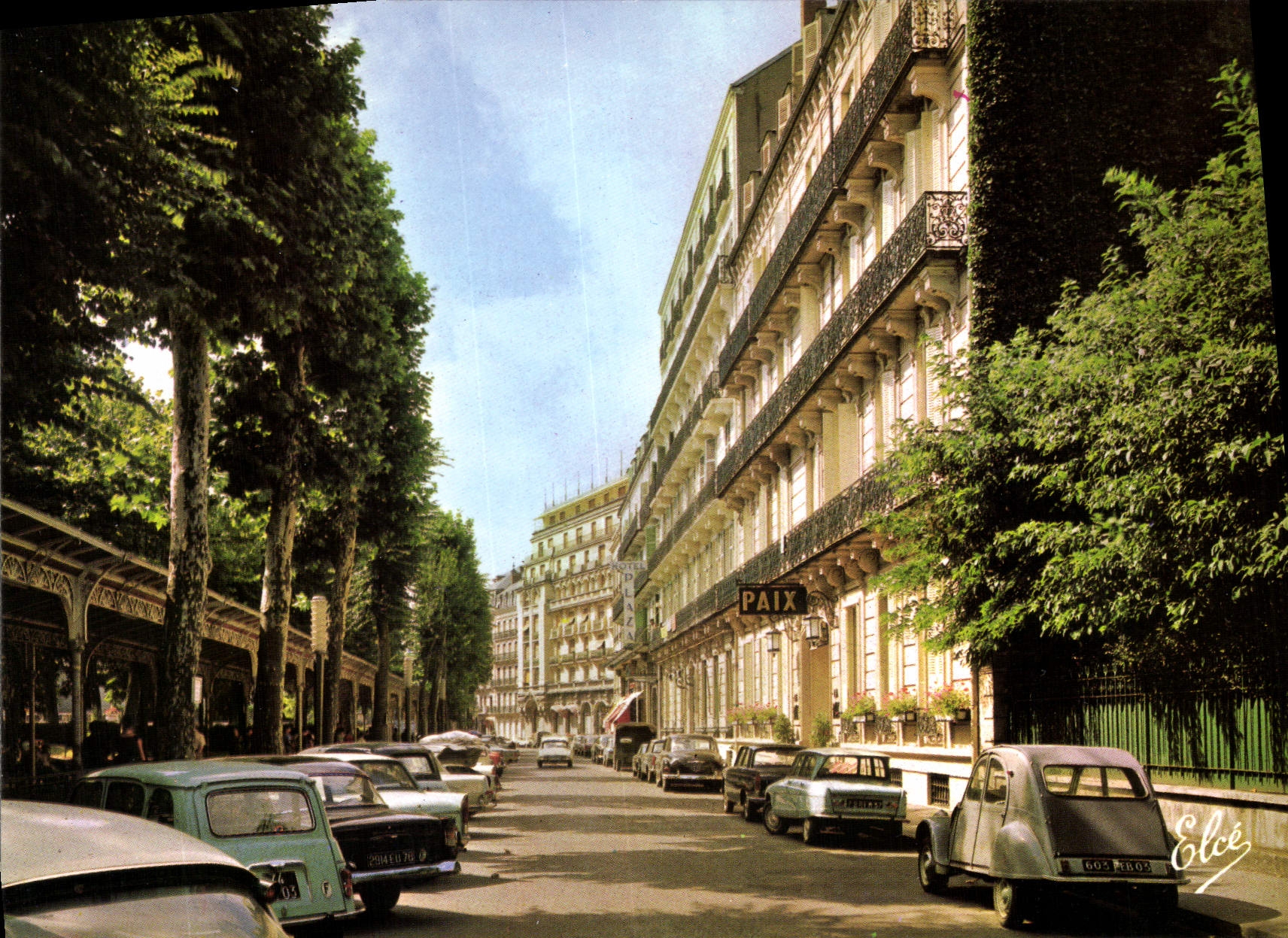 CPA Vichy Allier l'Hotel de la Paix a gauche la Galerie des Sources