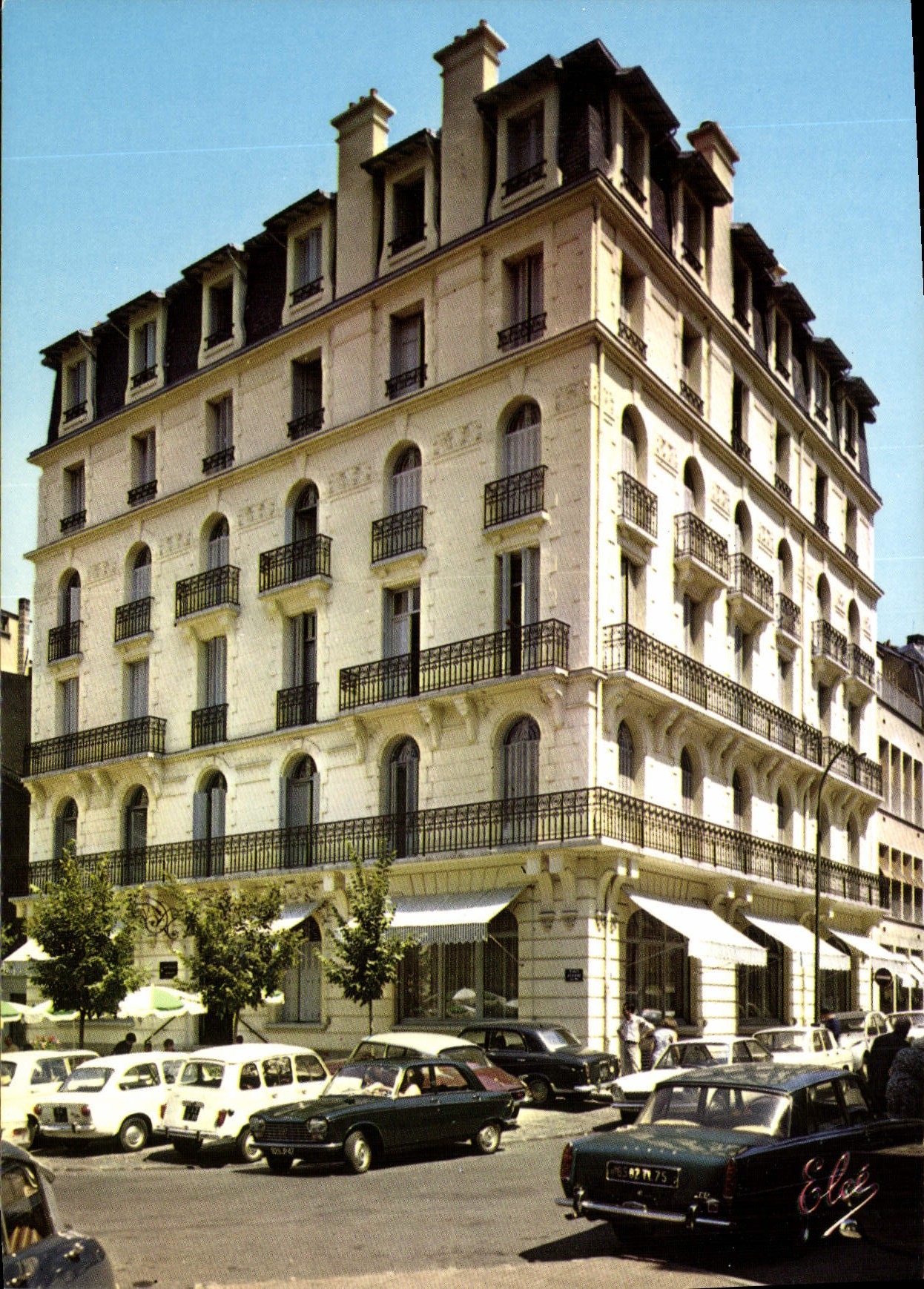 CPA Vichy Facade de l'Hotel Grignan Maison Universitaire
