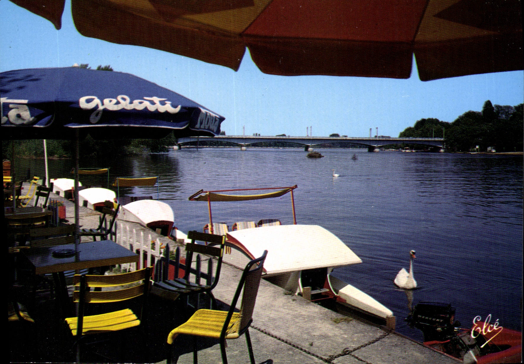 CPA Vichy Allier Les bords de l'Allier au fond le Pont de Bellerive