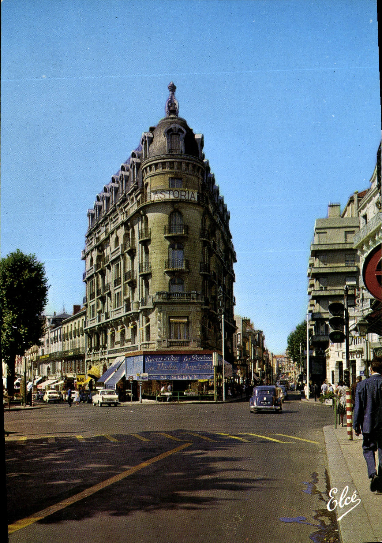 CPA Vichy Allier La place Victor Hugo et l'Astoria 