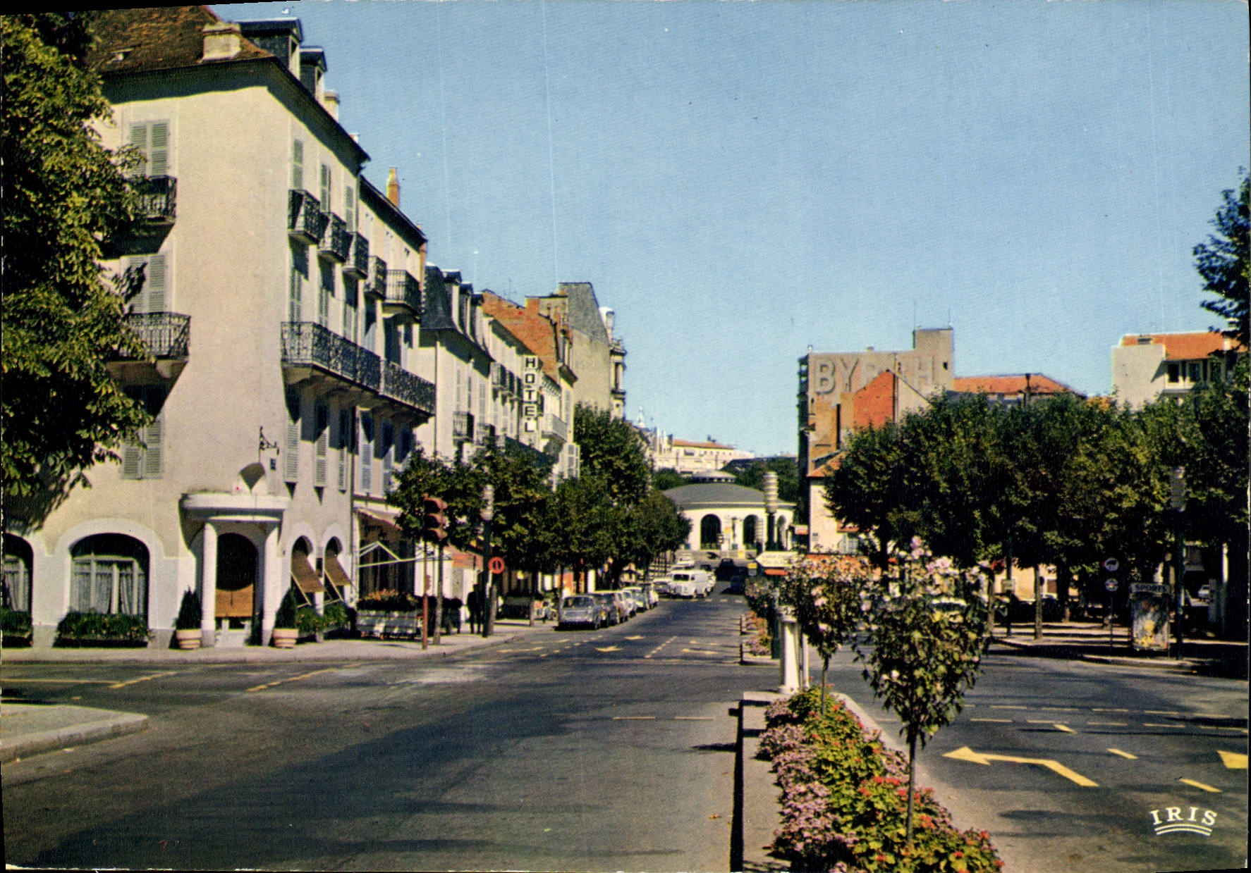 CPA Vichy Allier Reine des Villes d'Eaux Avenue Aristide Briand Au fond la Source de l'Hopital