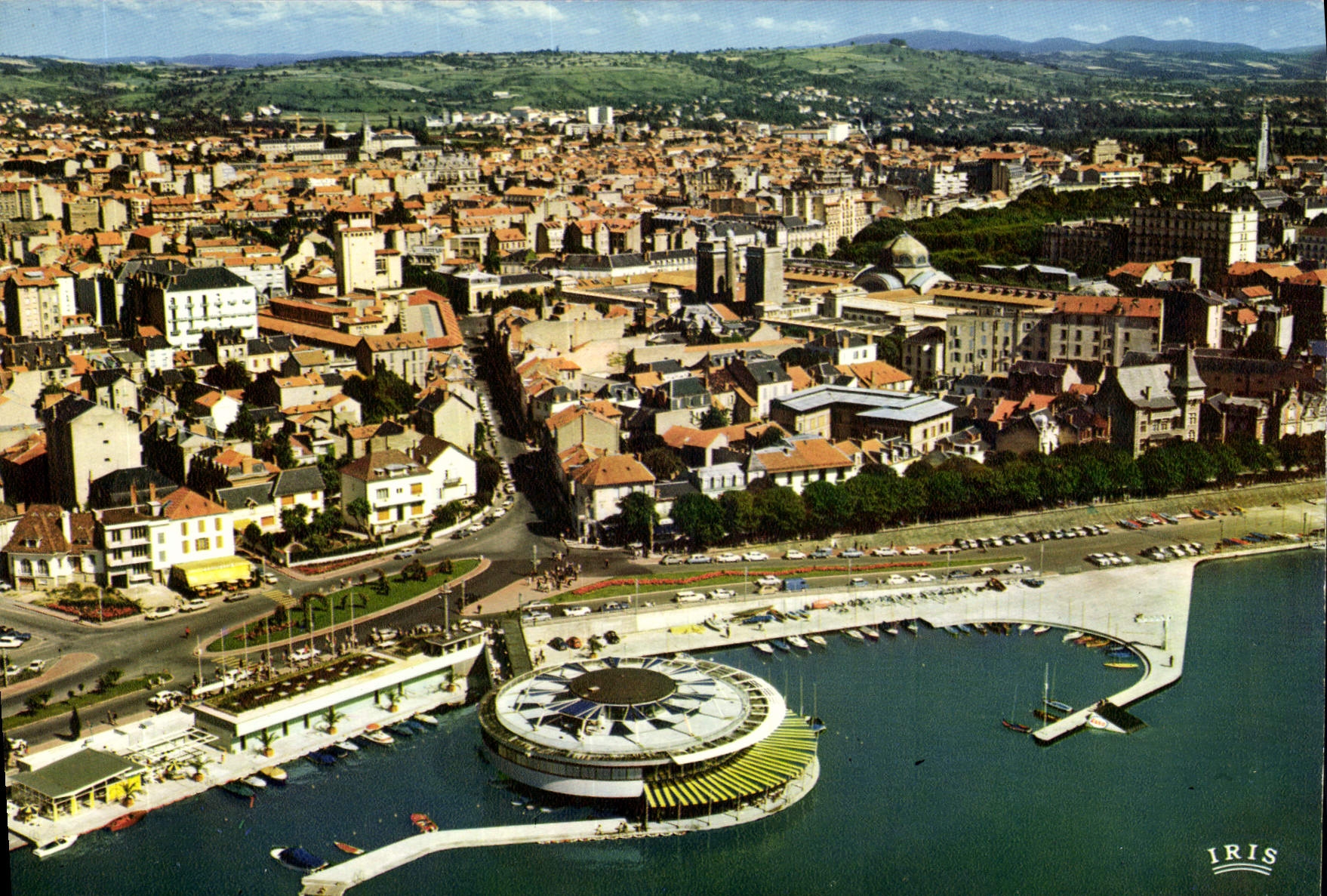 CPA En avion sur Vichy Allier Lac d'Allier et la Rotonde Les Etabl Thermaux a l'Horizon les Monts de