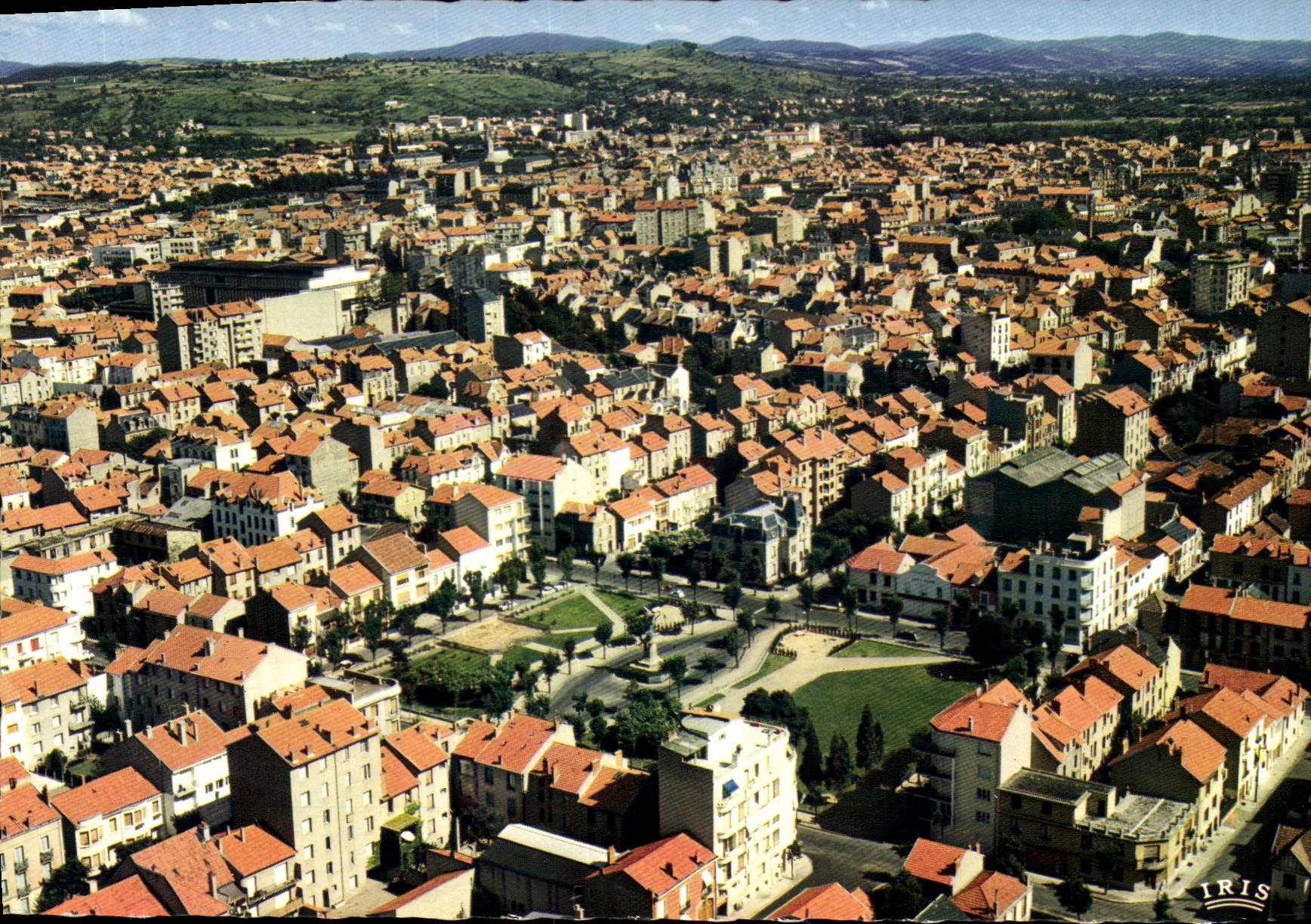 CPA En avion sur Vichy Allier Place d la Republique A l'horizon les Monts de la Madeleine 