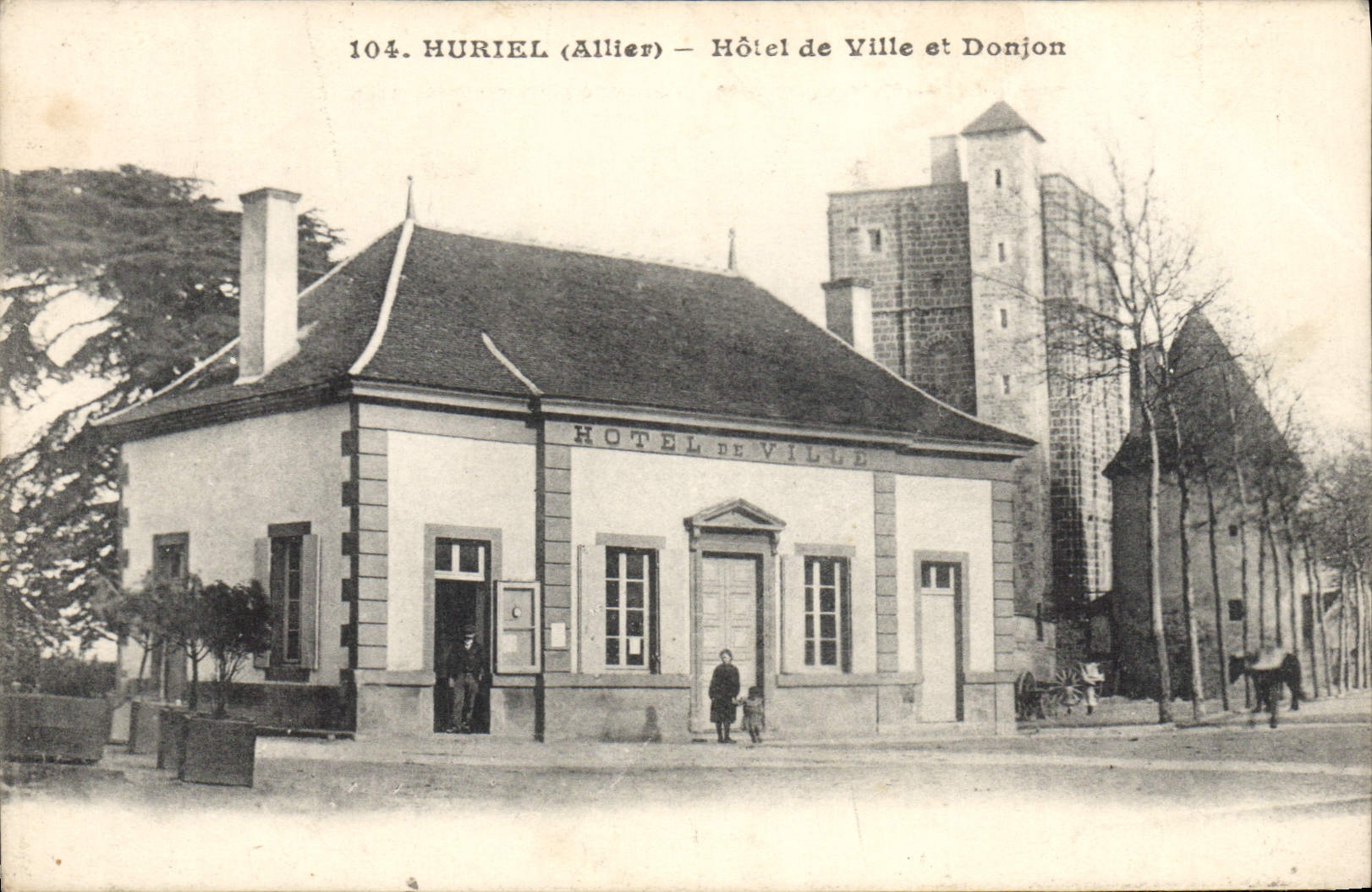 CPA Huriel Allier Hotel de Ville et Donjon