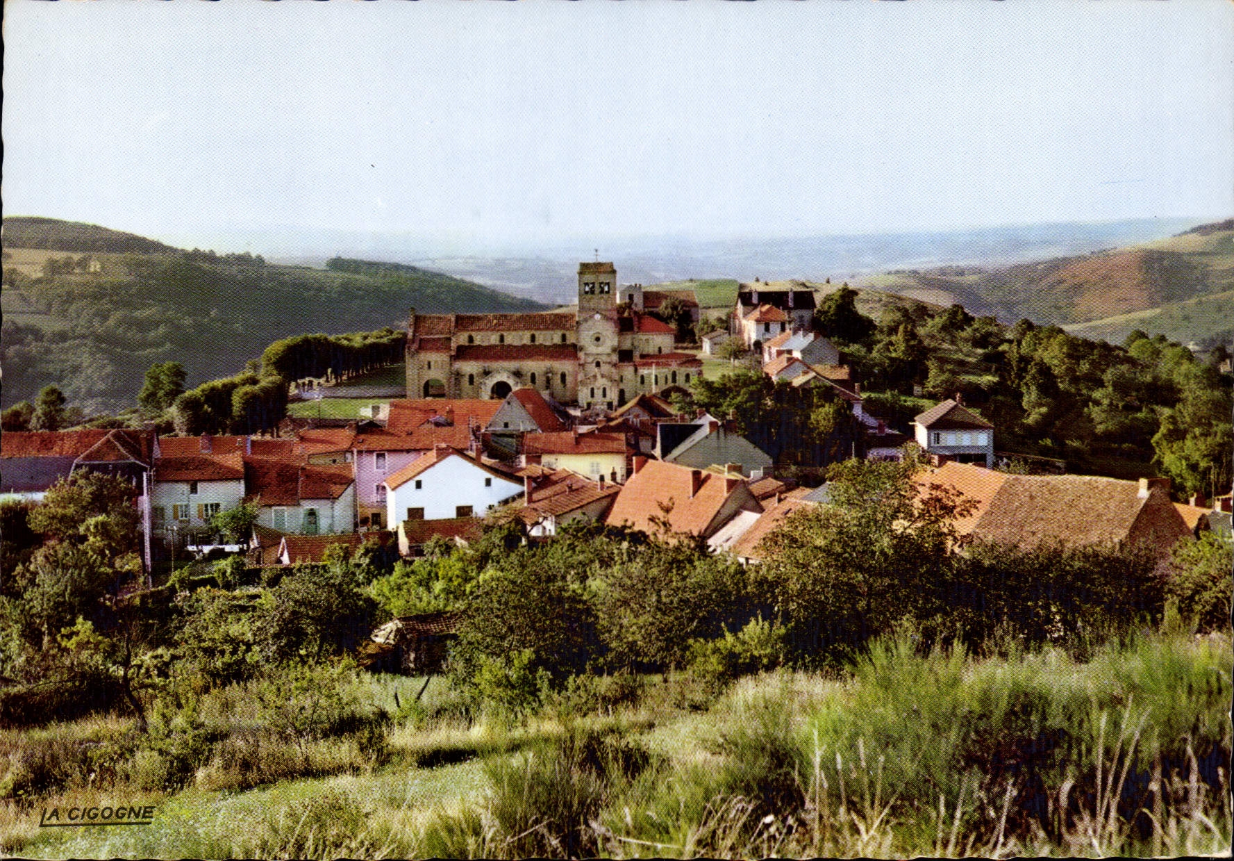 CPA En montagne bourbonnaise Chatel montagne Vue generale et son eglise romane