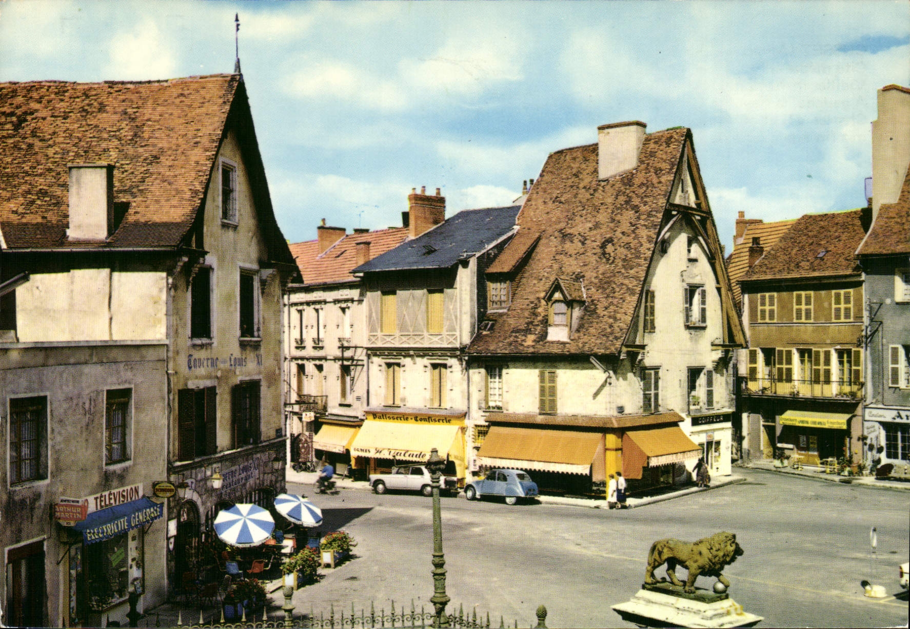 CPA Cusset Allier Vieilles maisons A Gauche la Taverne Louis XI