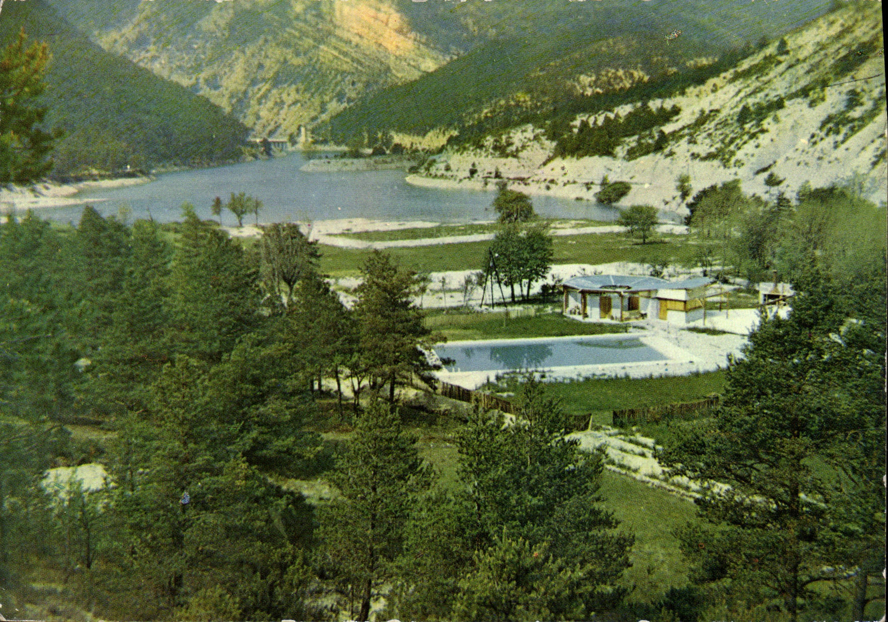 CPA Lac de Castillon B A vue partielle Baie d'Angles camping des Lumieres Piscine Plage