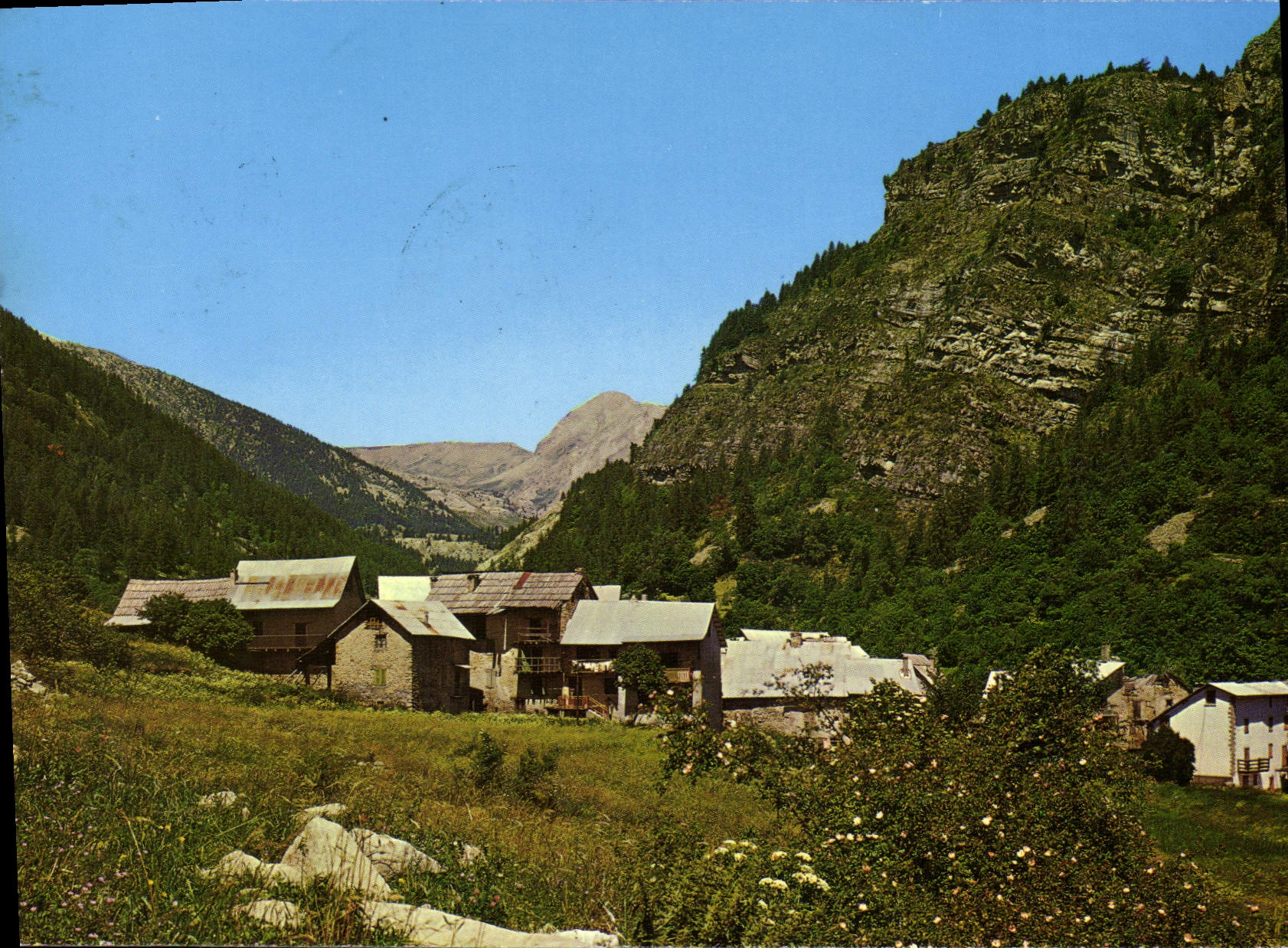 CPA Colmare les Alpes Alpes de Hte Provence Hameau de Chasse au fond le Plateau des Chats et le Mour