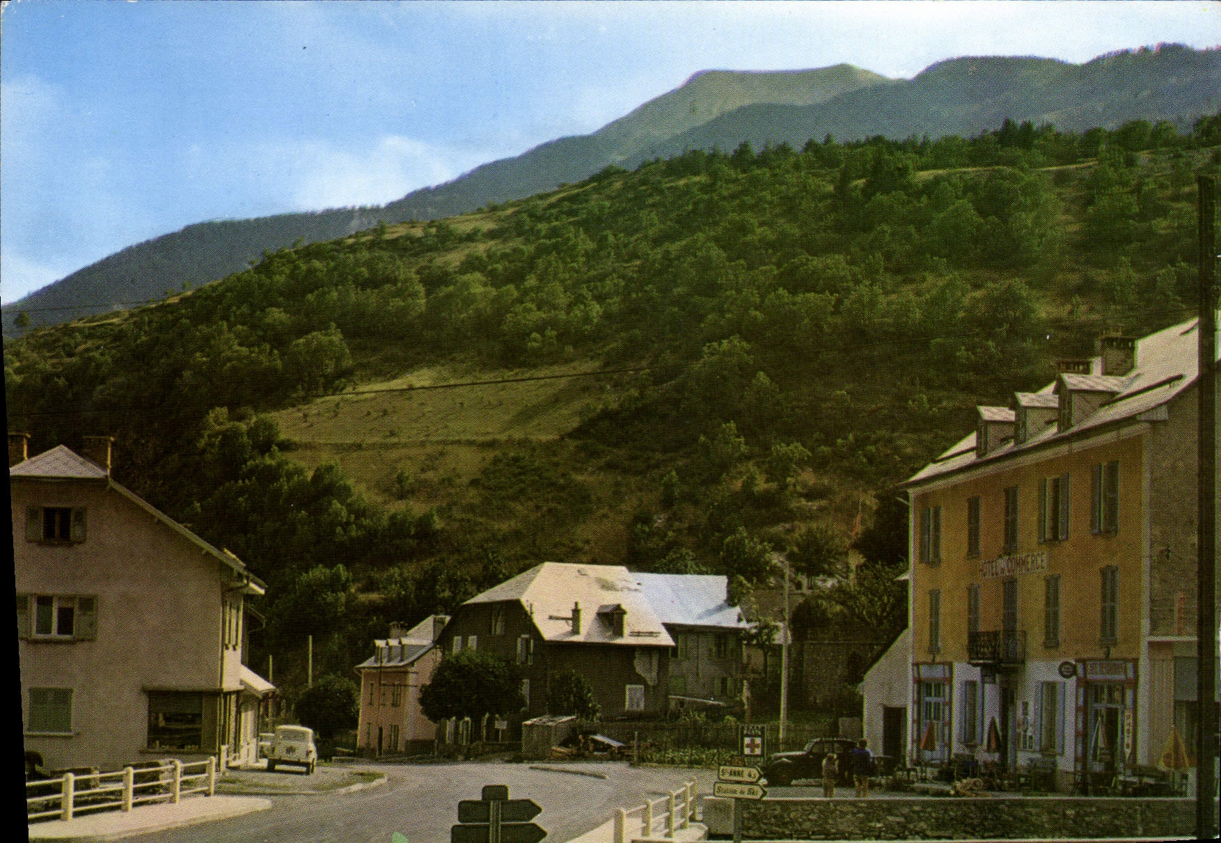 CPA Le Condamine Chatelard B A Pont sur le Parpaillon et l'Hotel du Commerce