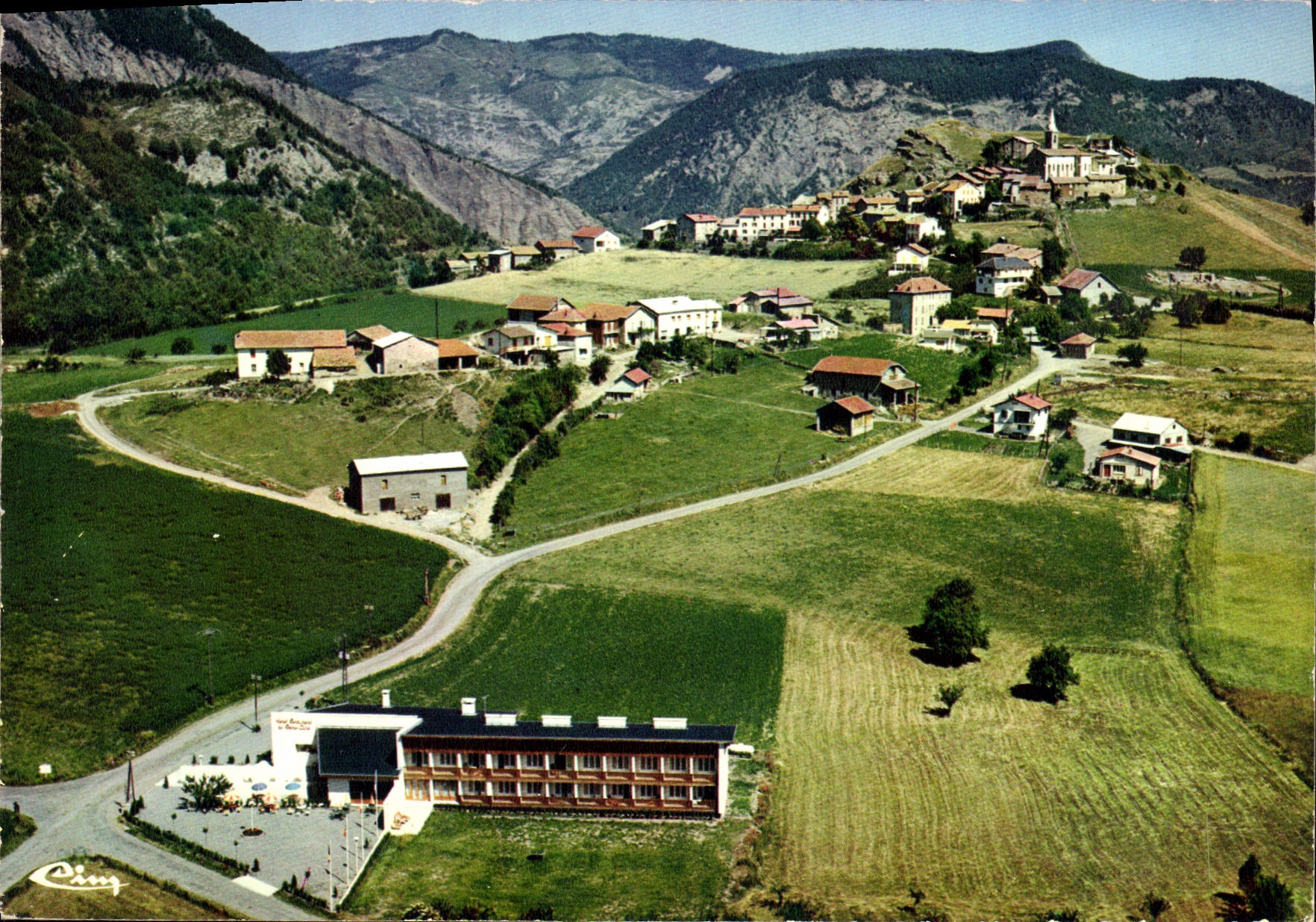 CPA Turriers B A vue generale aerienne et l'Hotel de Rochecline
