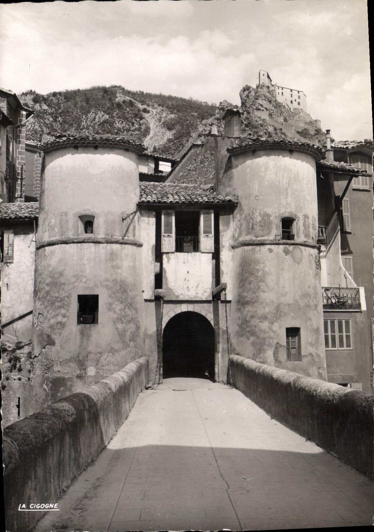 CPA Entrevaux B A Porte et pont levis commandant l'entree de la villa au fond la Citadelle fortifiee