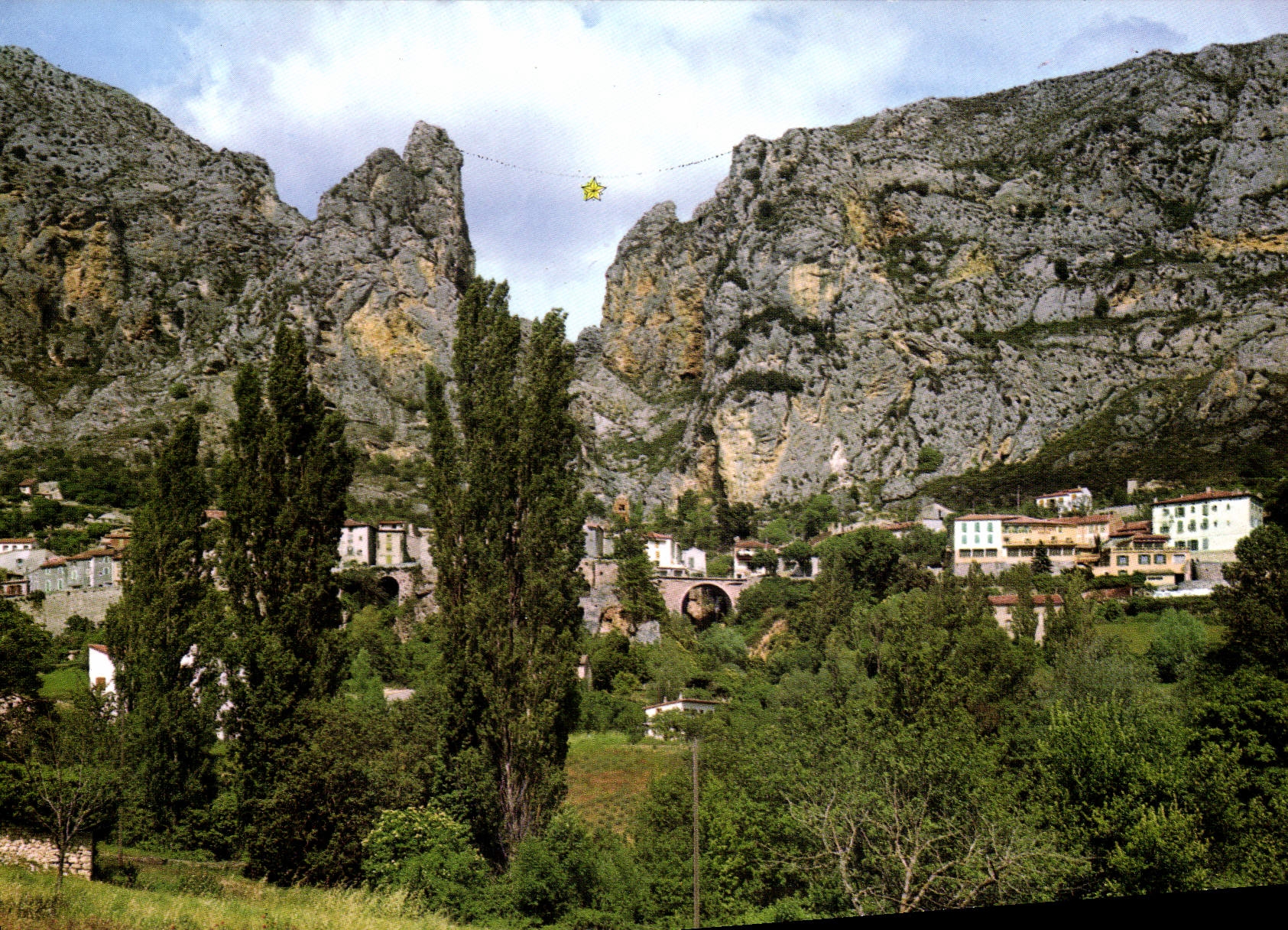 CPA Le Grand Canon du Verdon Moustiers Sainte Marie B A vue generale et la Chaine 