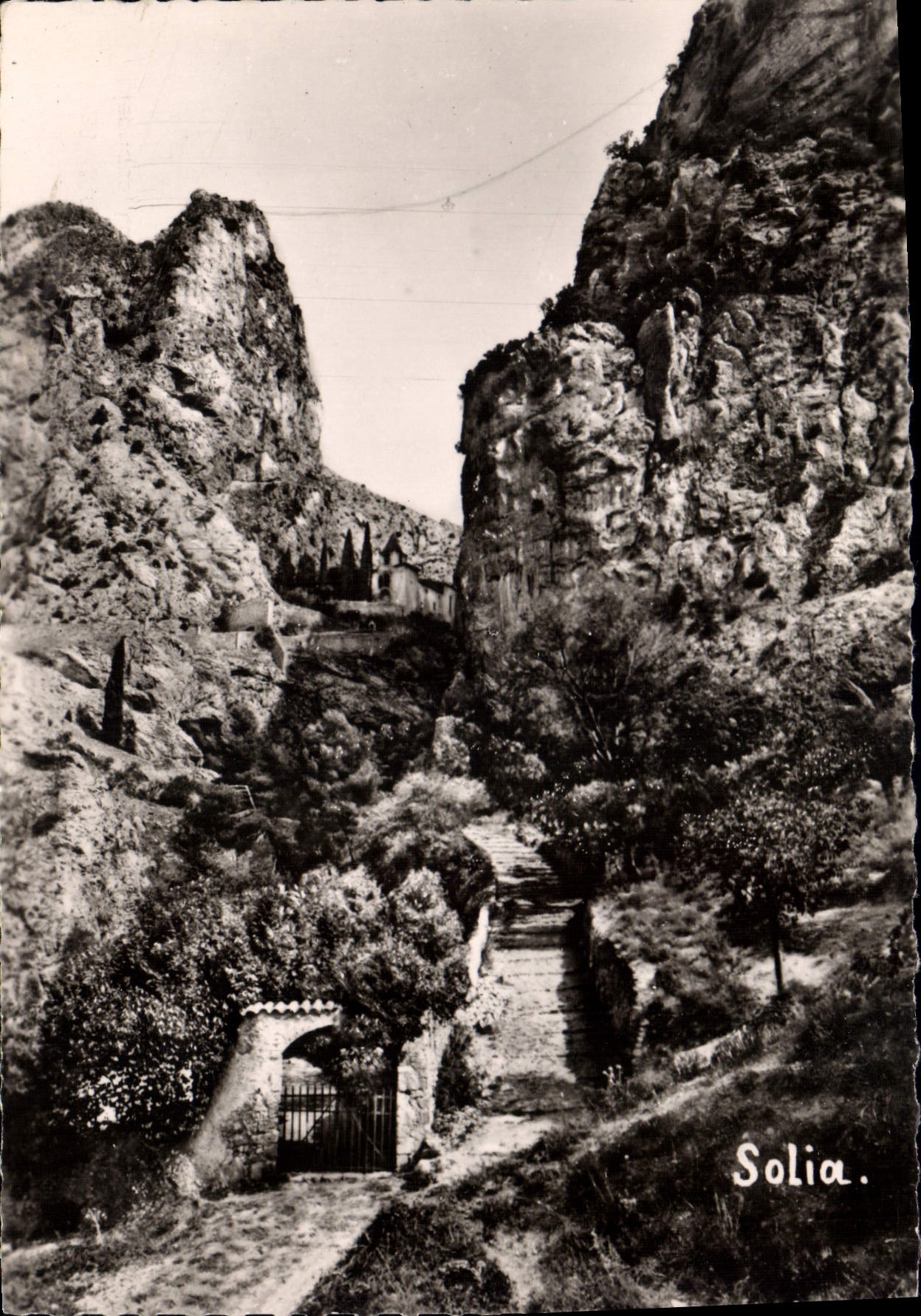 CPA Moustiers Ste Marie le couloir feerique la Chaine de l'Etoile et la Chapelle de Beauvoir