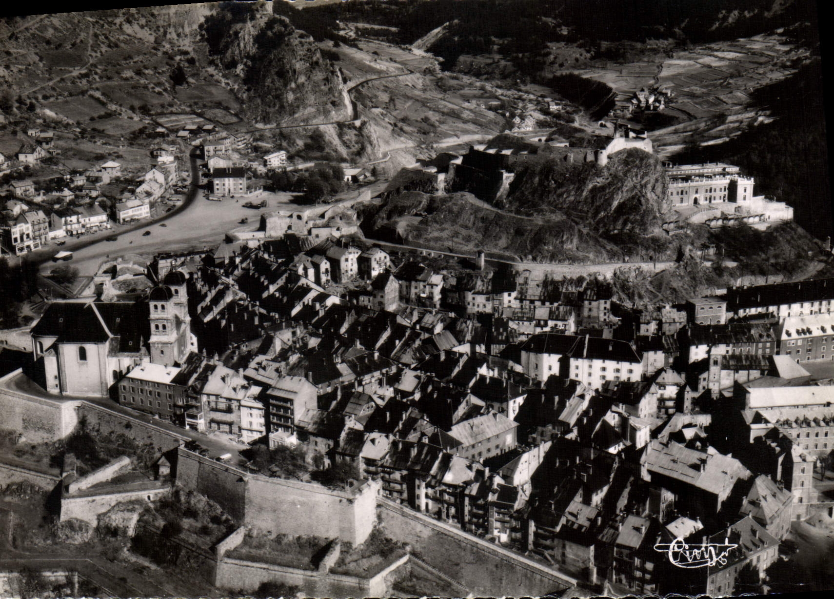 CPA Briancon Htes Alpes la ville la plus haute d'Europe vue aerienne plongeante sur le Centre de la 