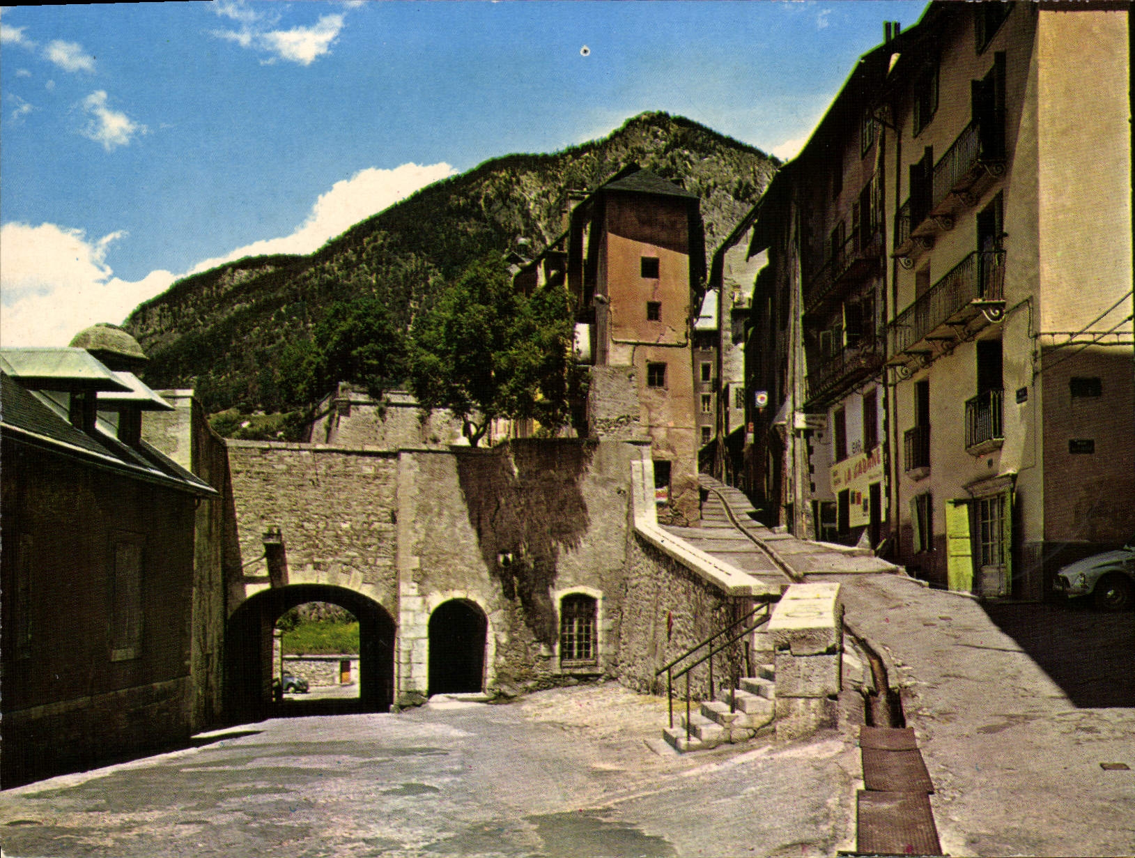 CPA Briancon H A la plus haute ville d'Europe la petite Gargouille et la Porte d'Embrun