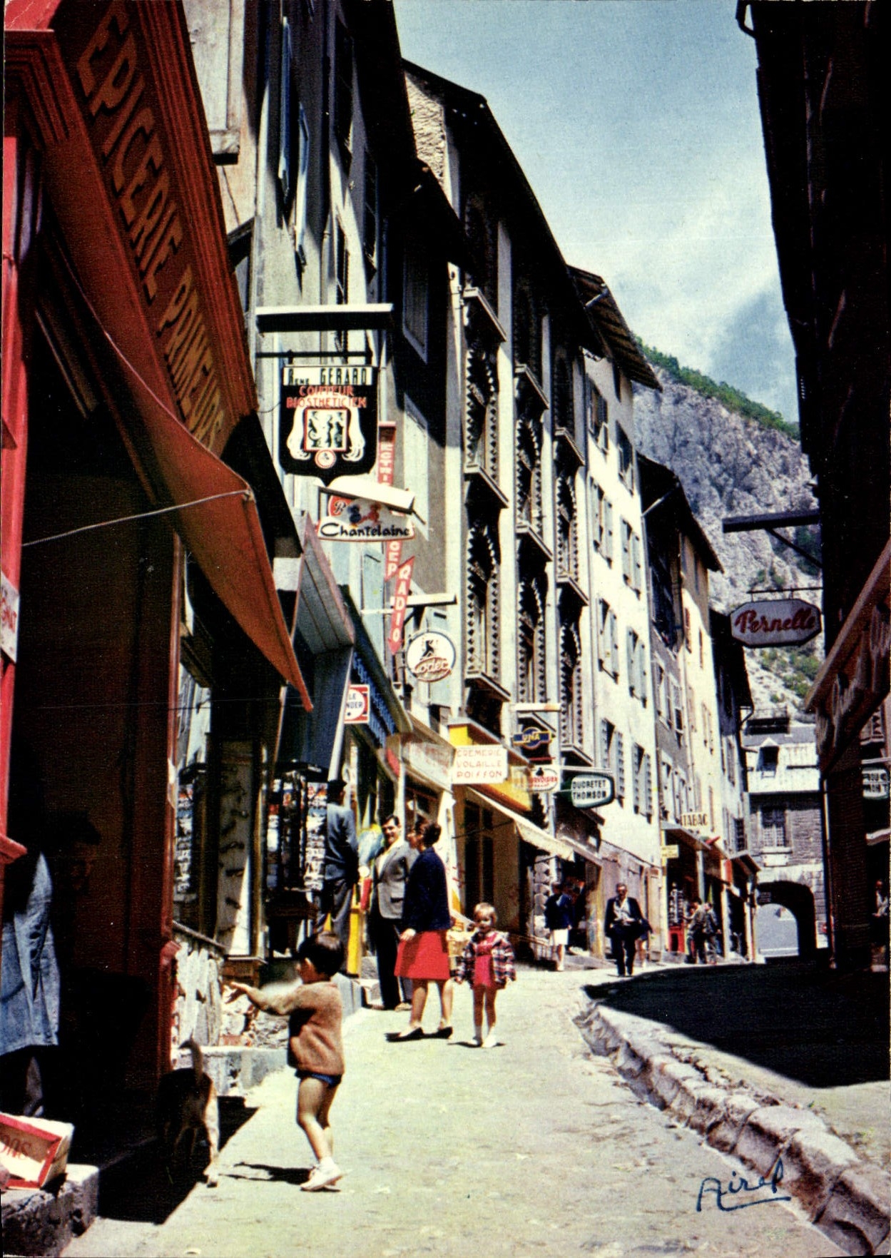 CPA Sur la Route des Grandes Alpes la plus haute ville d'Europe Briancon H A rue pittoresque de la V