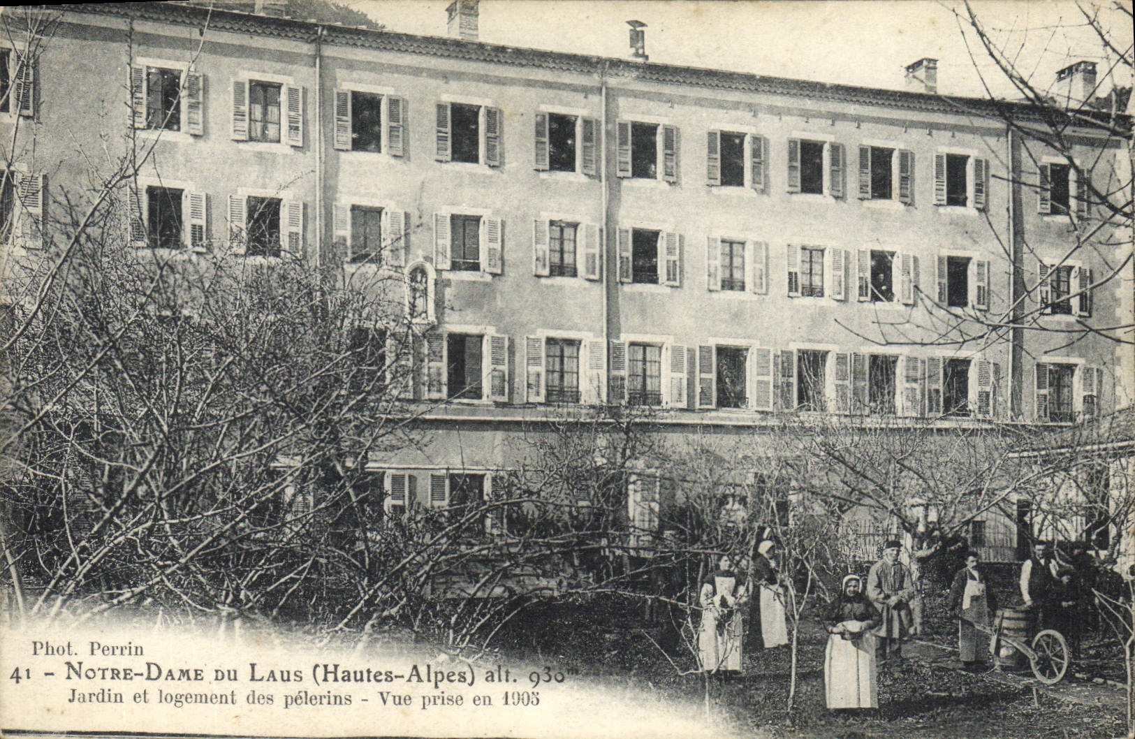CPA Notre Dame du Laus Hautes Alpes Jardin et logement des pelerins vue prise en 1903