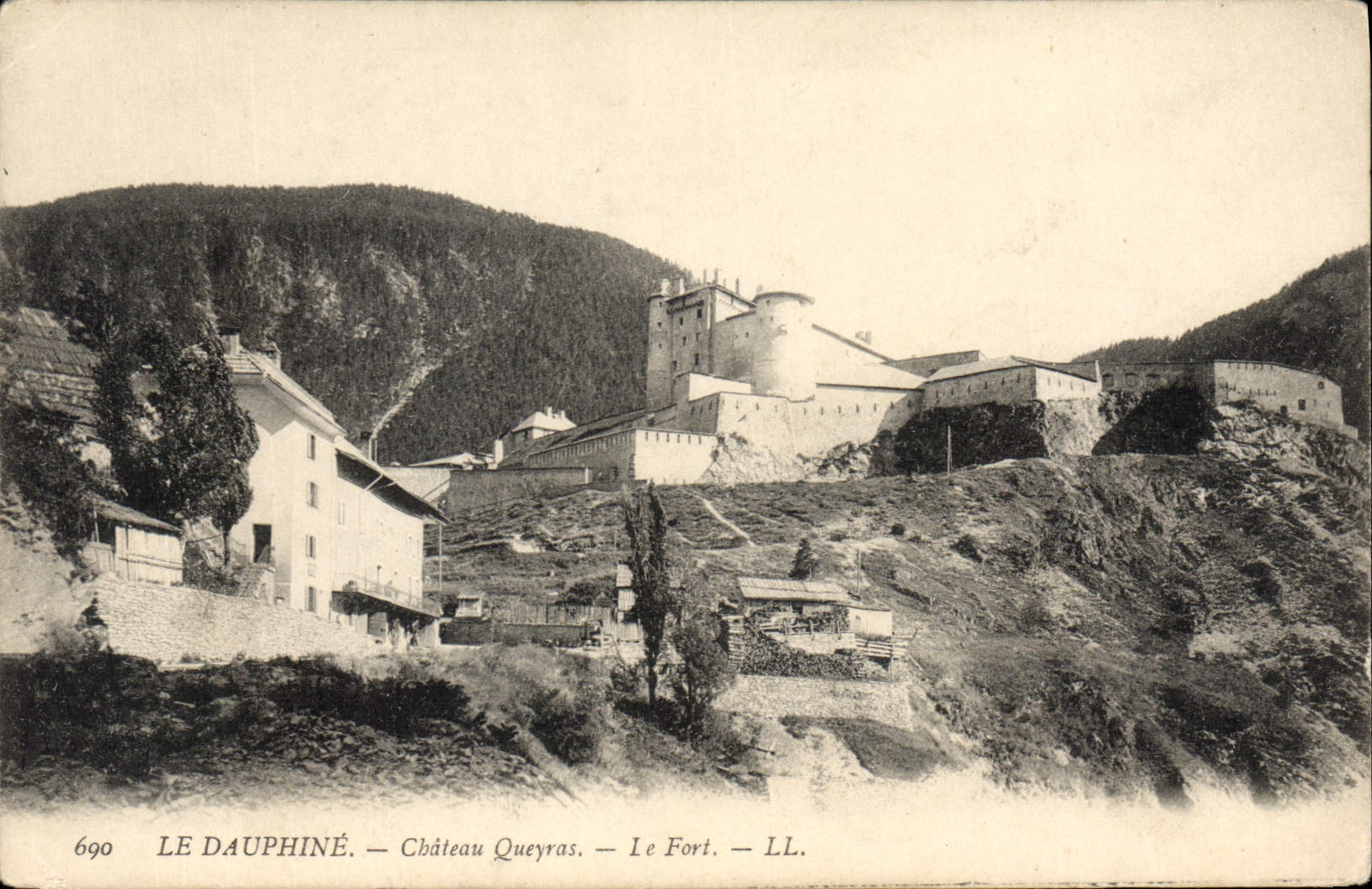 CPA Le Dauphine Chateau Queyras le fort