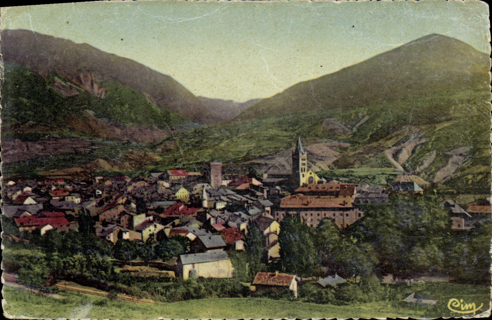 CPA Les Alpes Touristiques Embrun H A vue generale dans le fond vallee de Crevoux col du Parpaillon