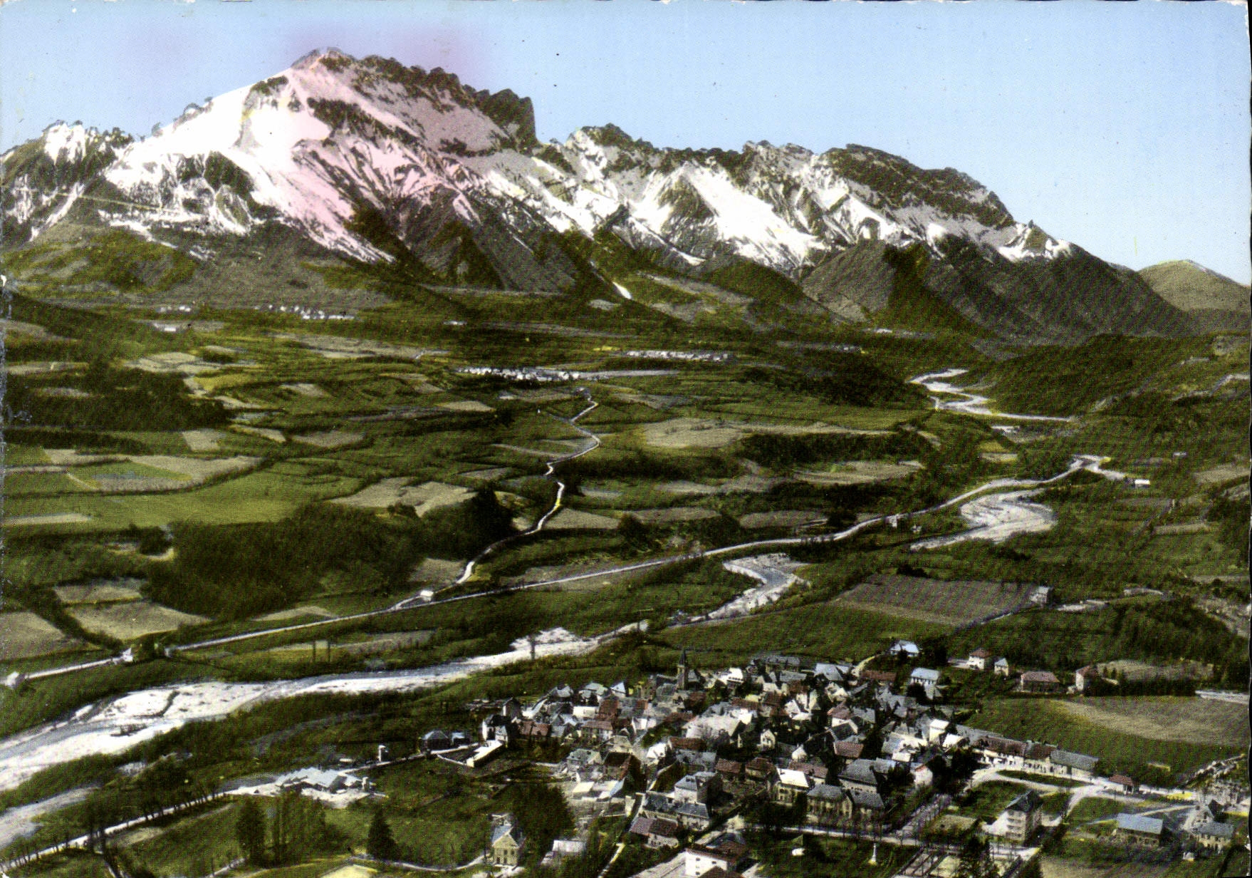 CPA Saint Bonnet Htes Alpes Capitale du Champsaur Route Napoleon Vue generale aerienne Vallee du Dra