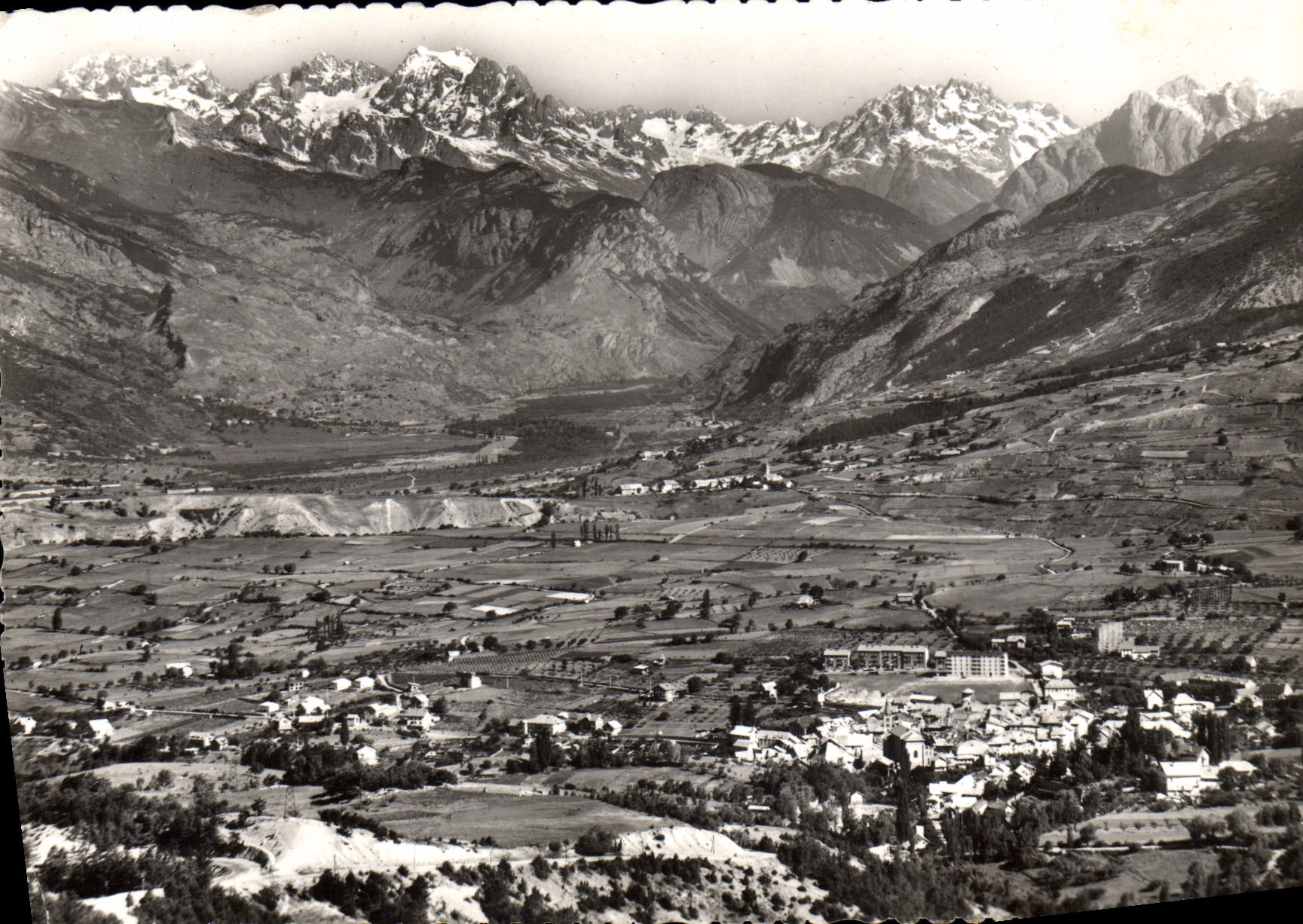 CPA La Route des Grandes Alpes Col de Vars Vue sur Guillestre et le Massif du Pelvoux 