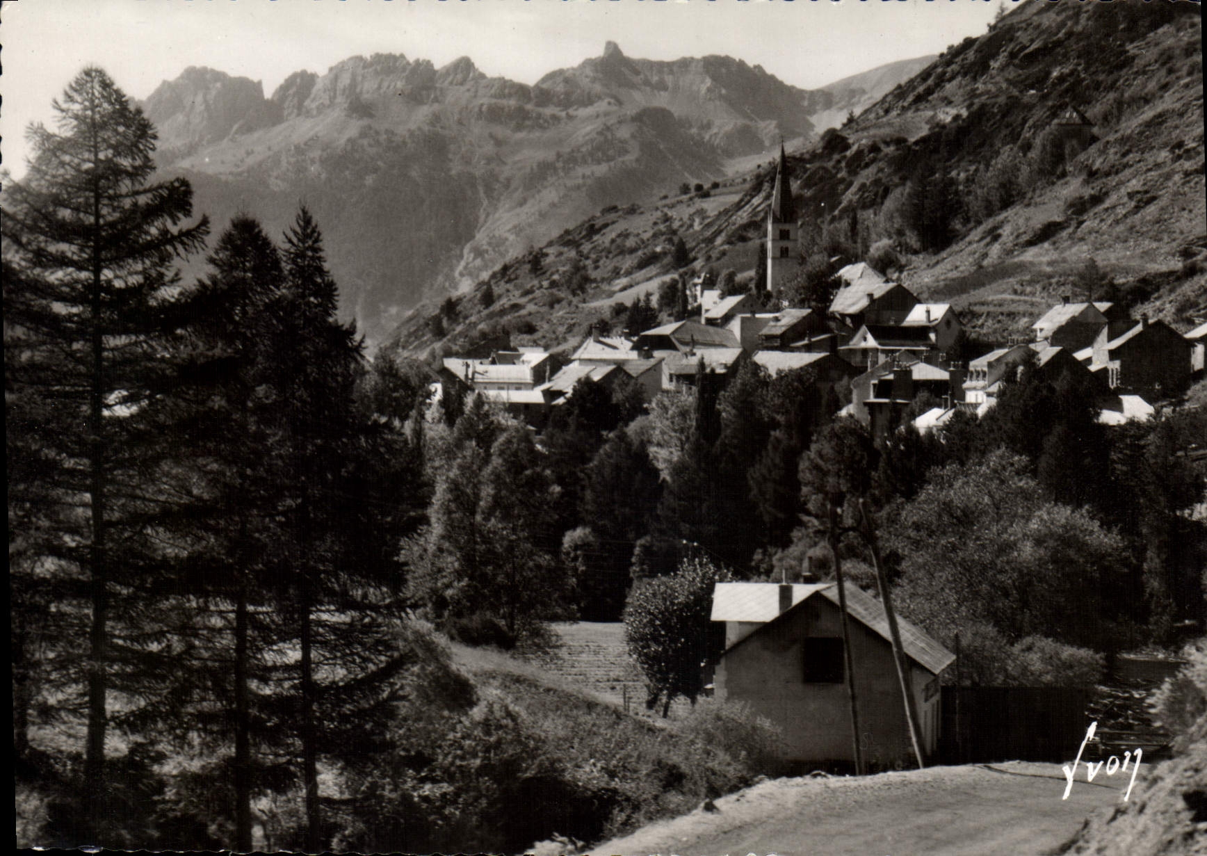 CPA Le Queyras Aiguilles Htes Alpes Vue generale et vallee du Guil