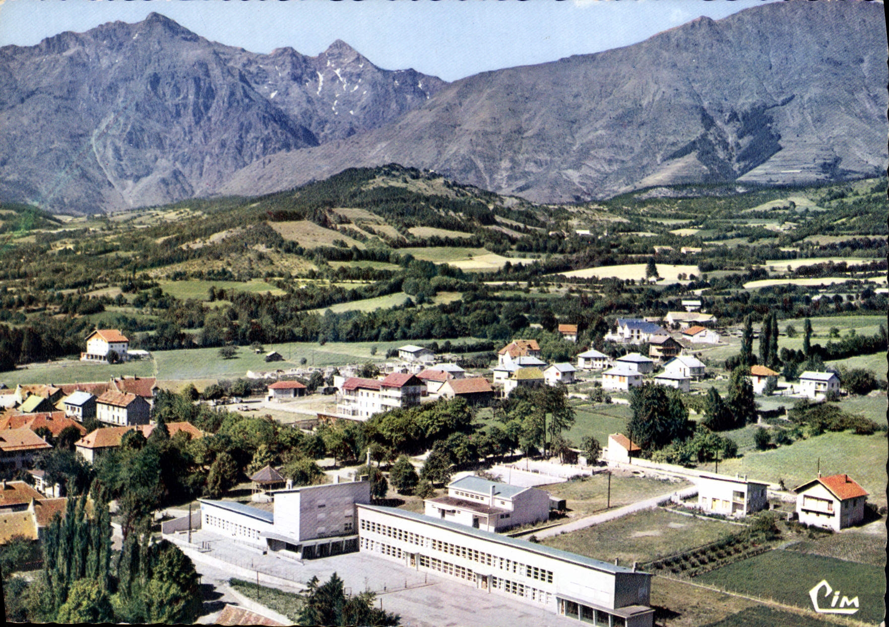 CPA St Bonnet en Champsaur Htes Alpes Vue generale aerienne le Groupe Scolaire au fond la Montagne d