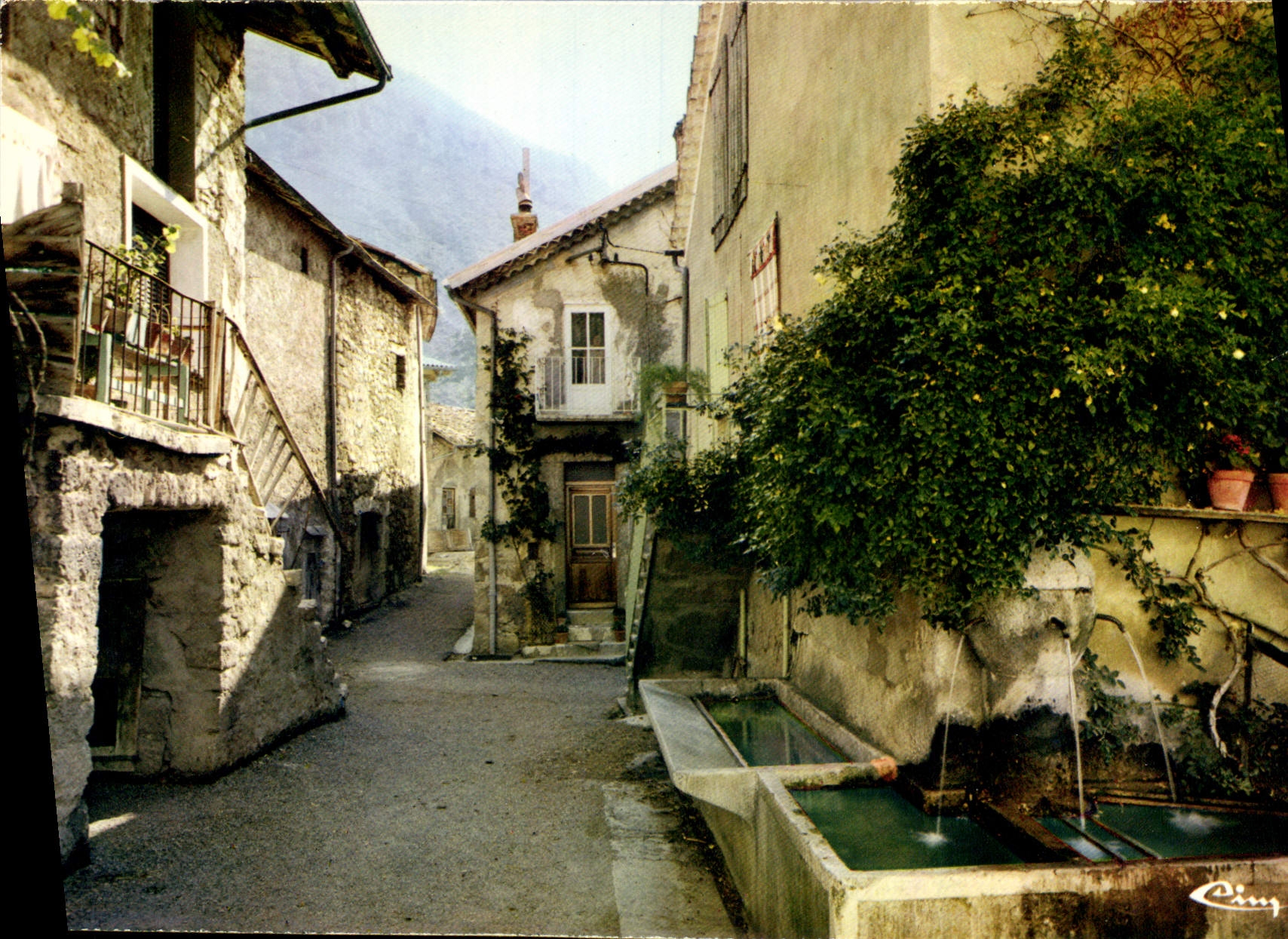 CPA La Beaume Htes Alpes la place de la fontaine 