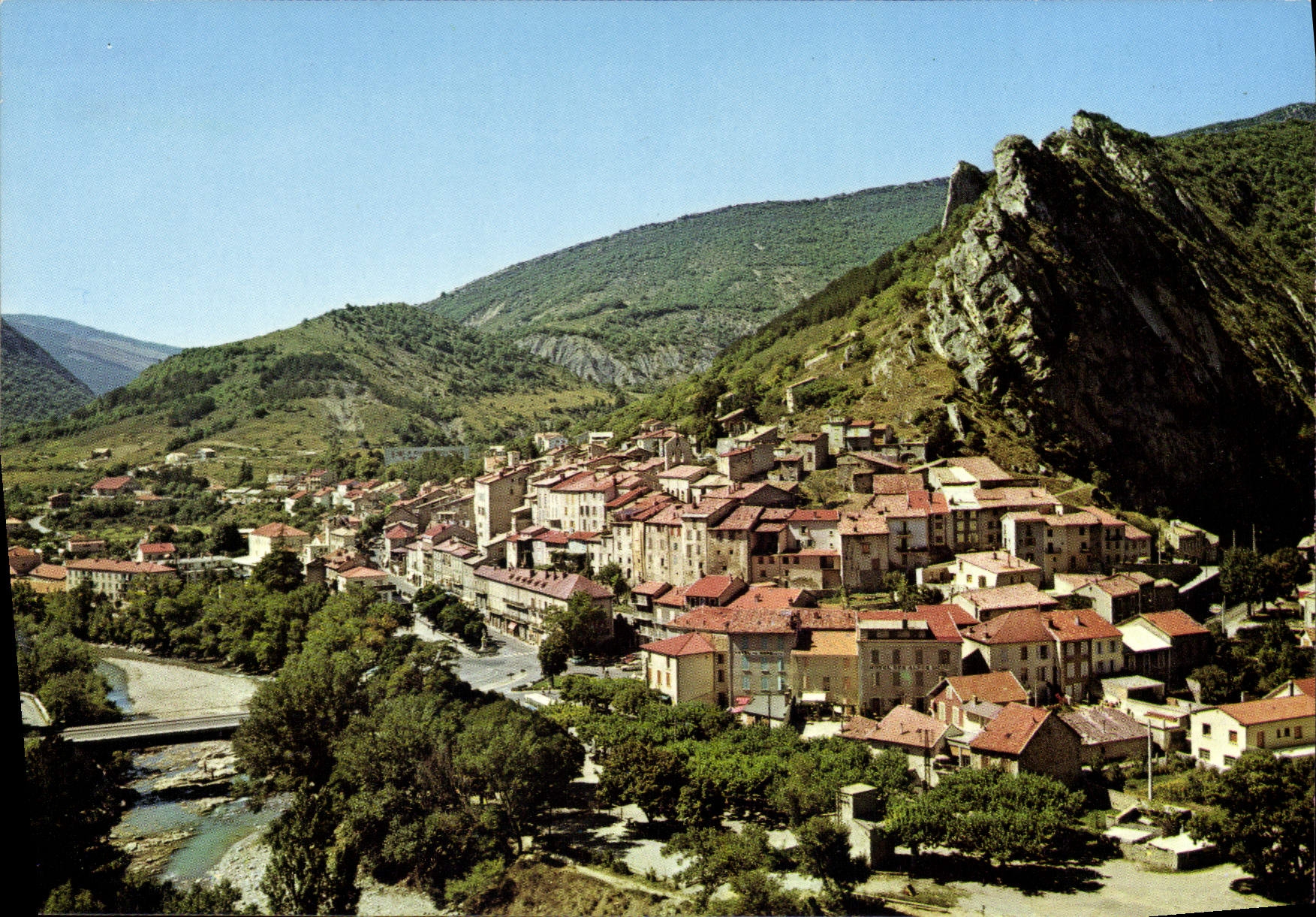 CPA Serres Htes Alpes Vue generale a droite le rocher de la Pignolette