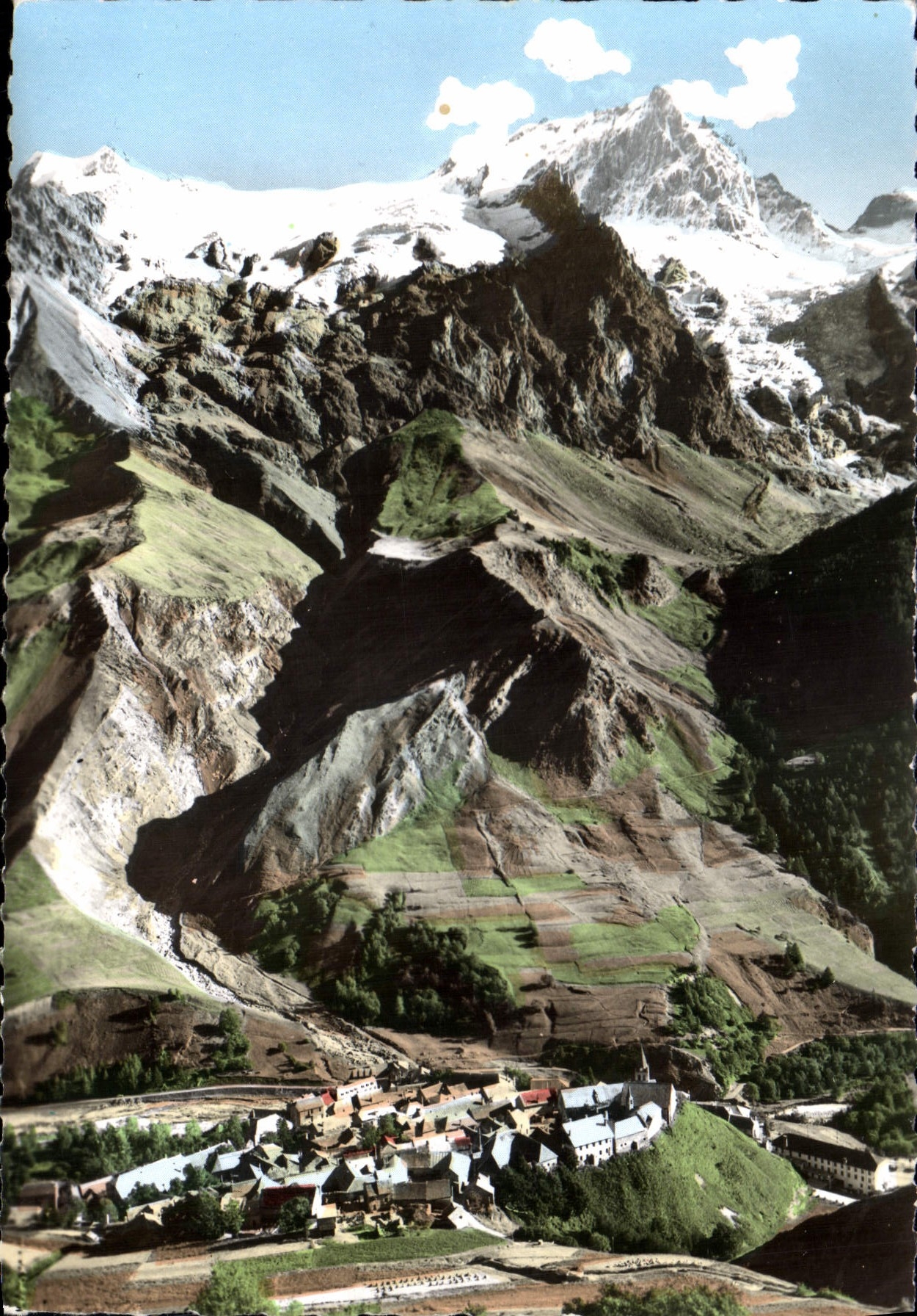 CPA En Dauphine la Grave en Oisans le Village et la Meije