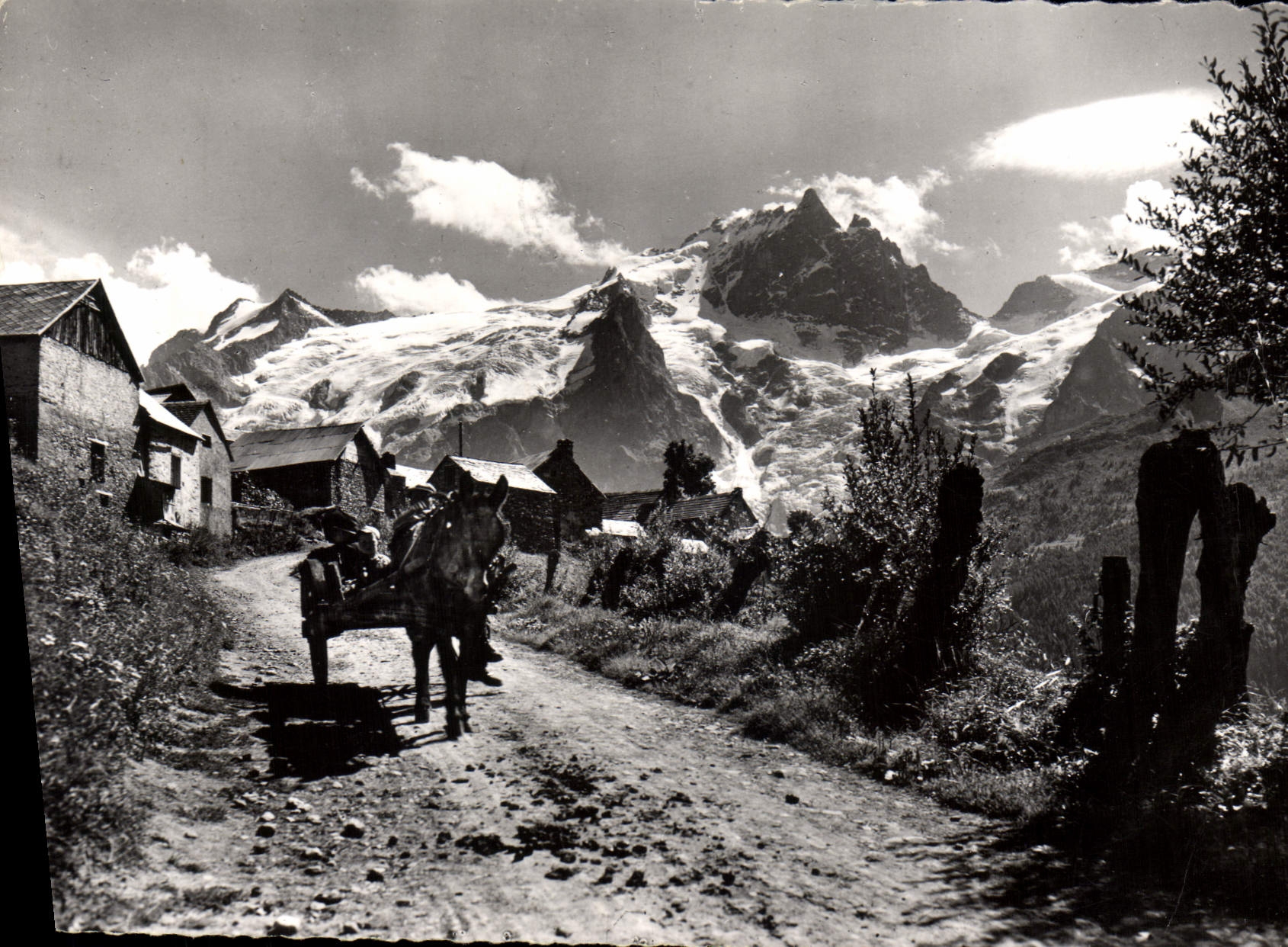 CPA En Dauphine La Grave en Oisans Au Chazelet face a la Meije 
