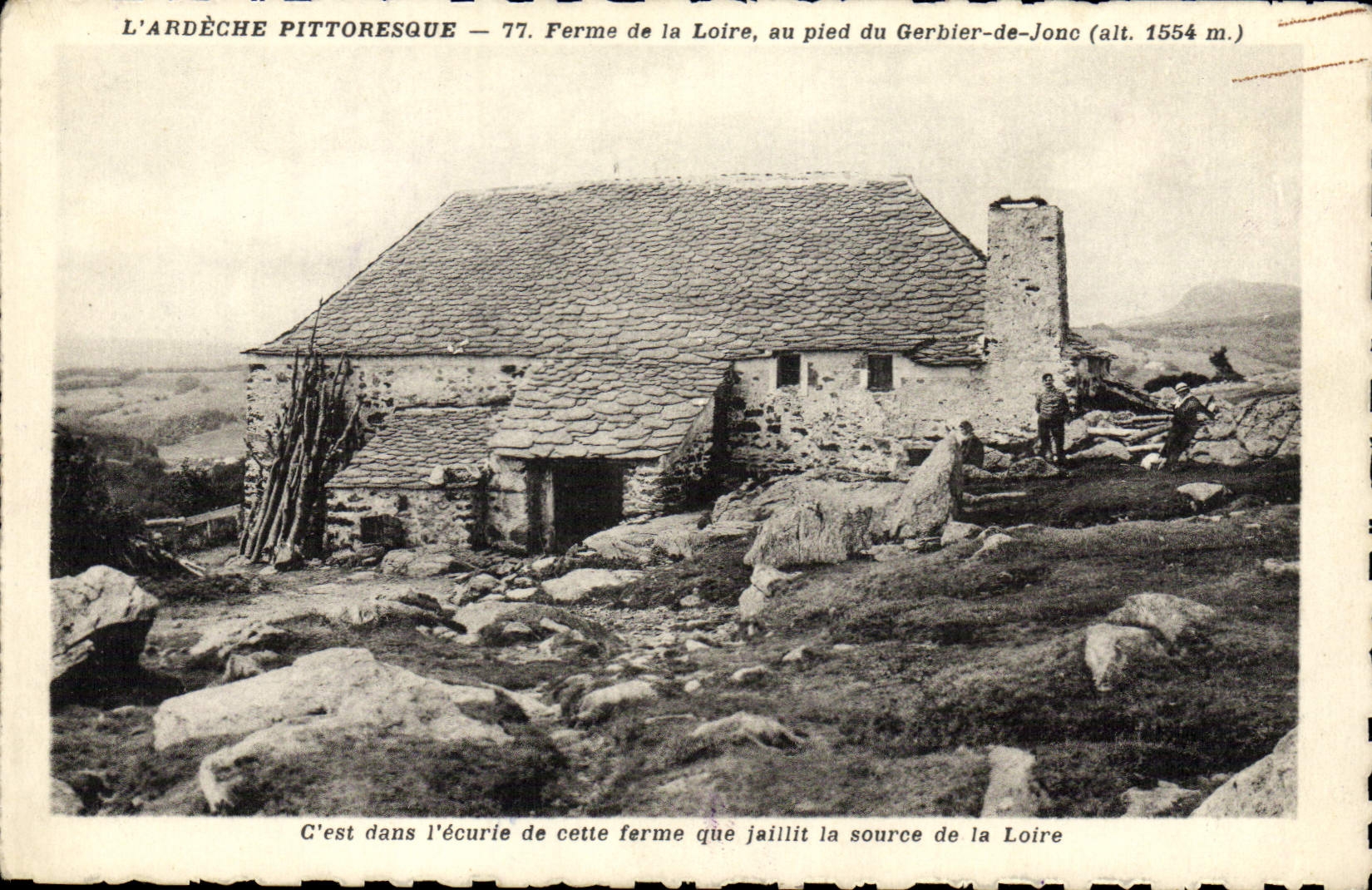 CPA L'Ardeche Pittoresque Ferme de la Loire au pied du Gerbier de Jonc C'et dans l'ecurie de cette f