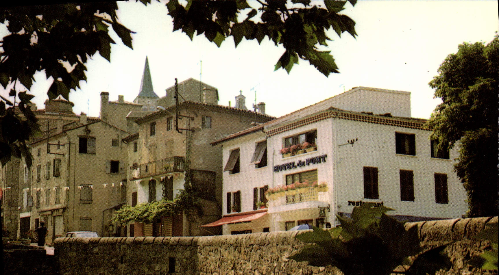 CPA Satillieu Ardeche Vue sur la Grande Rue et l'Eglise