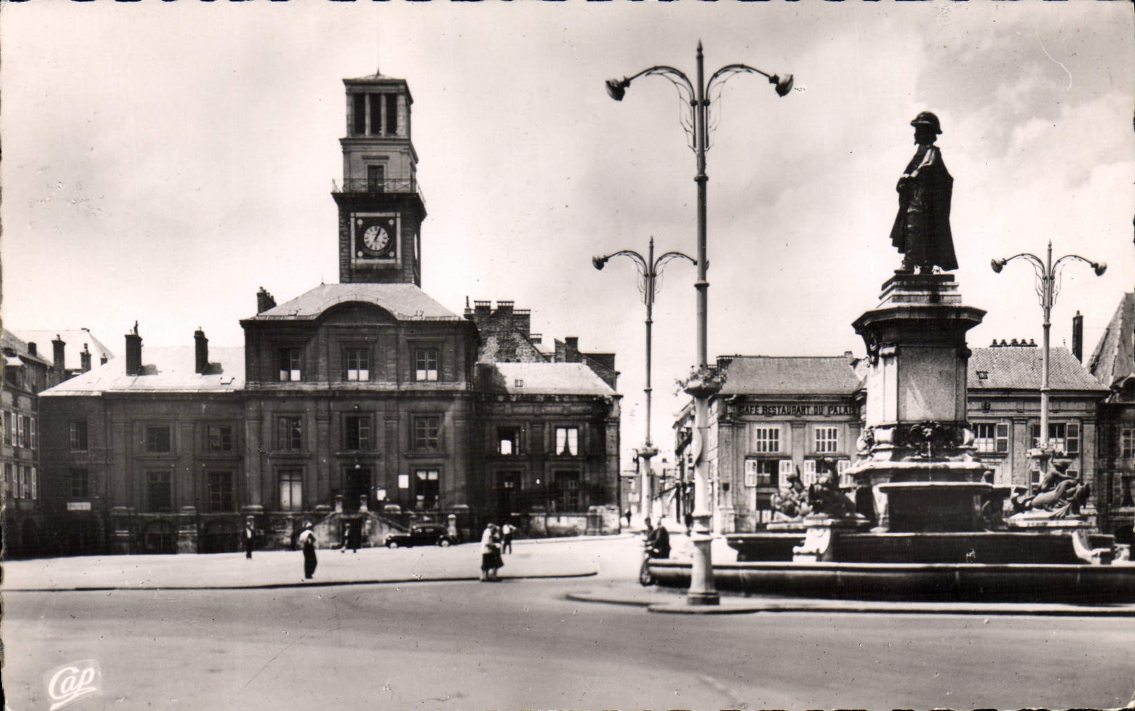 CPA Charleville La Place Ducale 