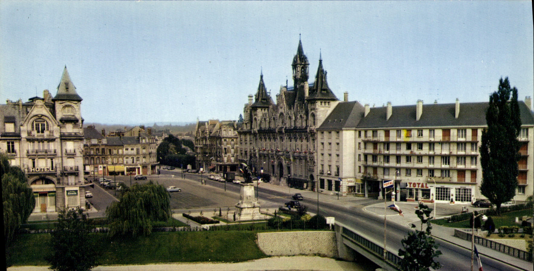 CPA Charleville Mezieres Ardennes L'Hotel de Ville 