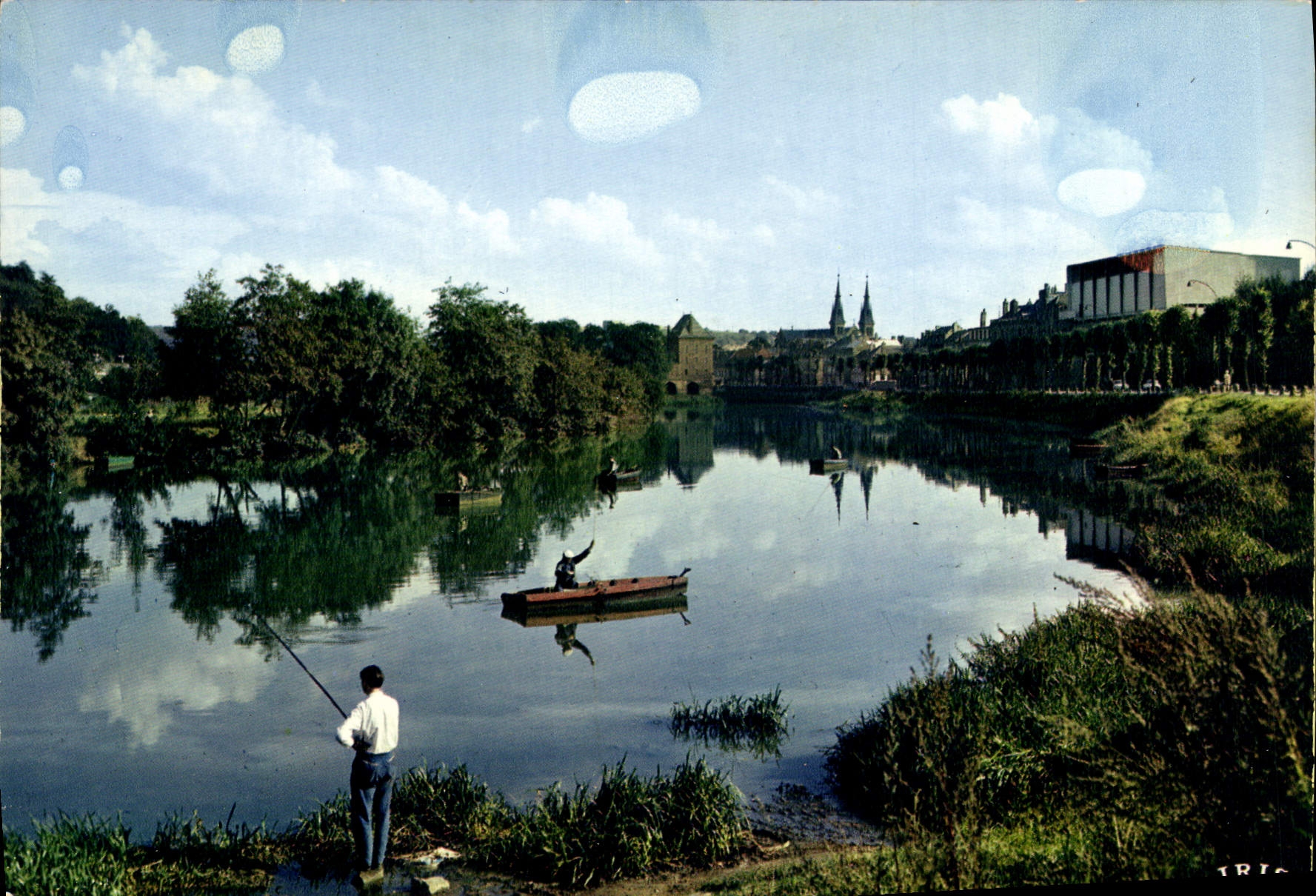 CPA Charleville Mezieres Ardennes La Meuse au Quai du Moulinet 