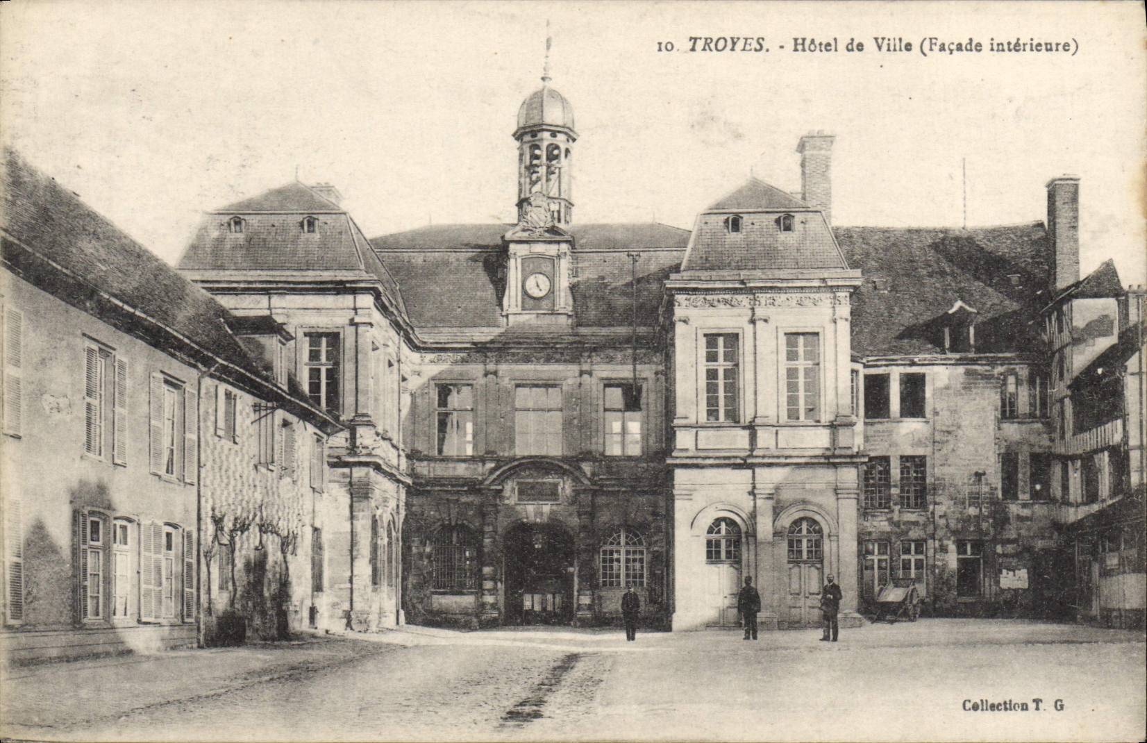 CPA Troyes Hotel de Ville Facade interieure