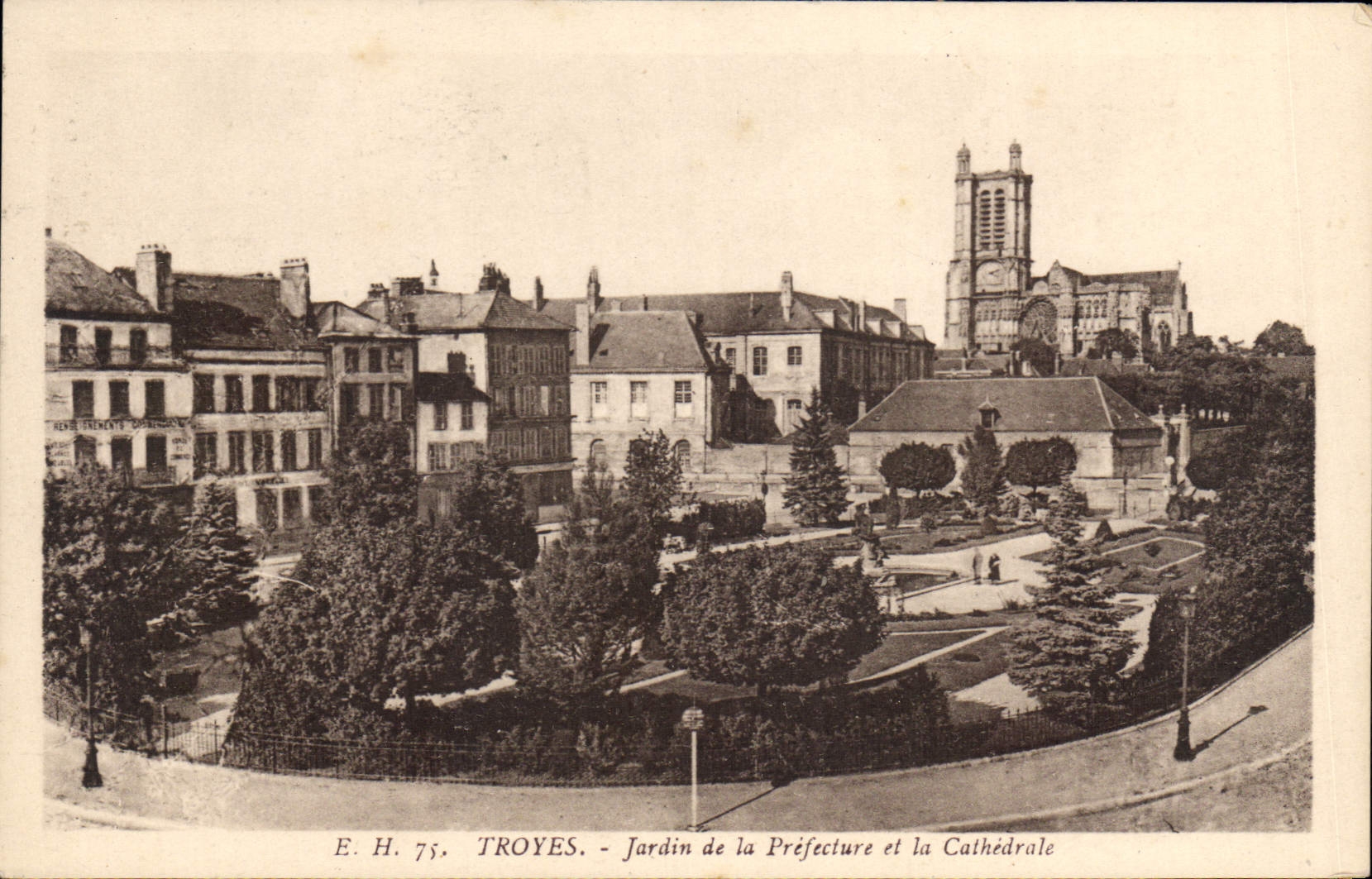 CPA Troyes Jardin de la Prefecture et la Cathedrale